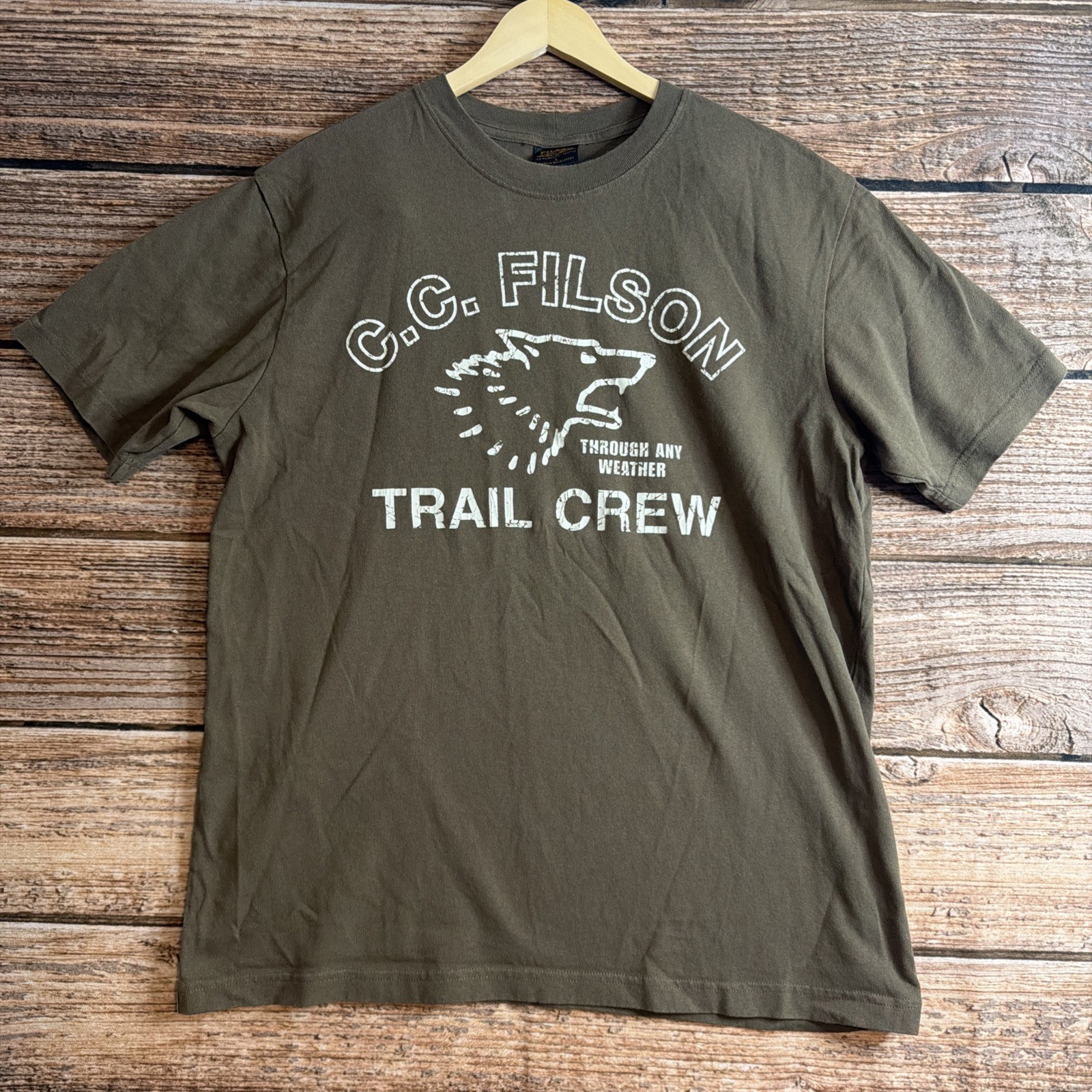 CC Filson Trail Crew Shirt Wolf Graphic Tee Mens Size Large Cracked Graphic READ