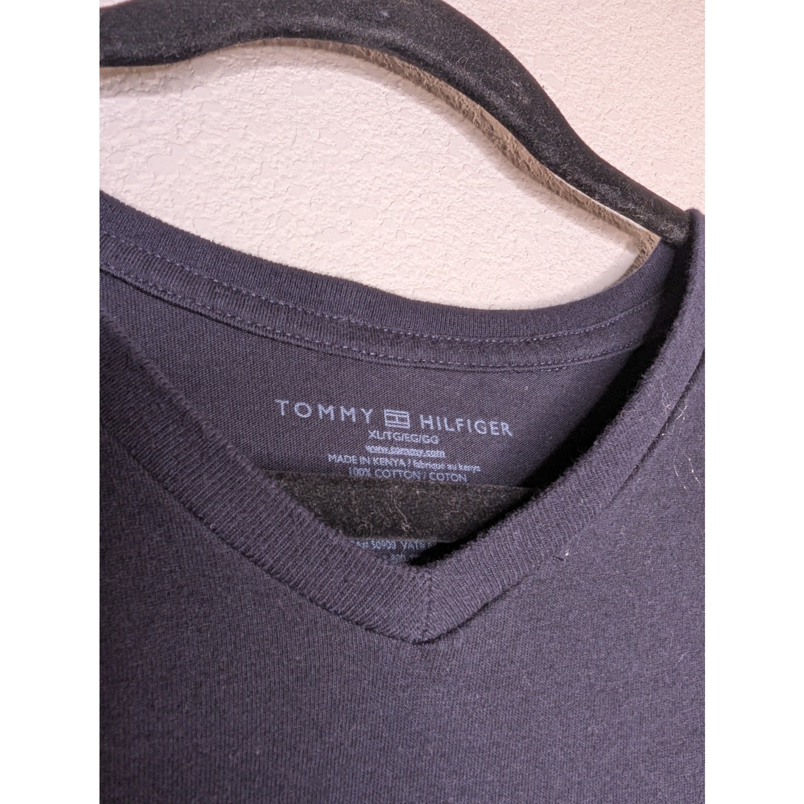 Tommy Hilfiger Men's Navy V Neck Basic Tee XL Travel Casual Beach Preppy Chic gallery