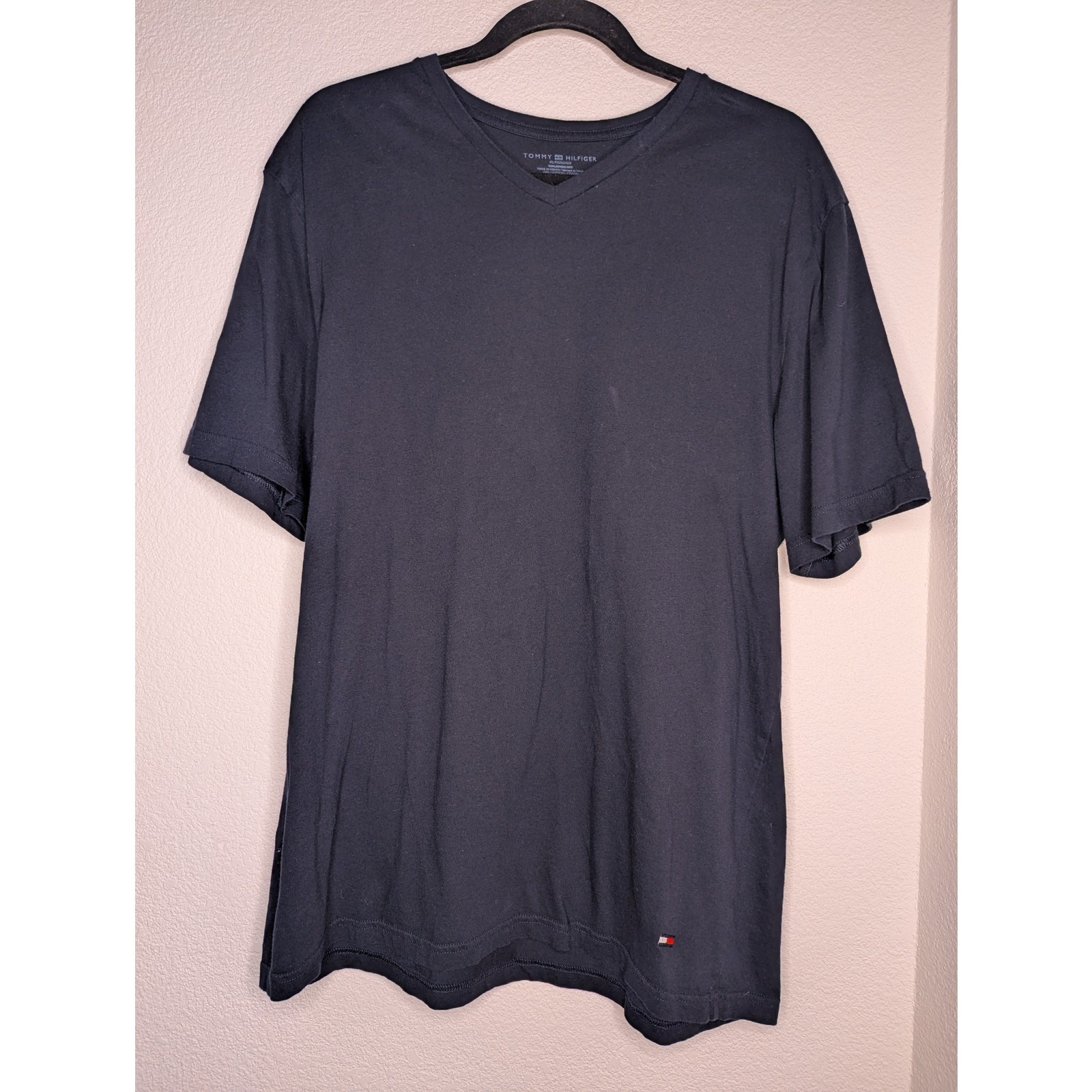 Tommy Hilfiger Men’s Navy V Neck Basic Tee XL Travel Casual Beach Preppy Chic