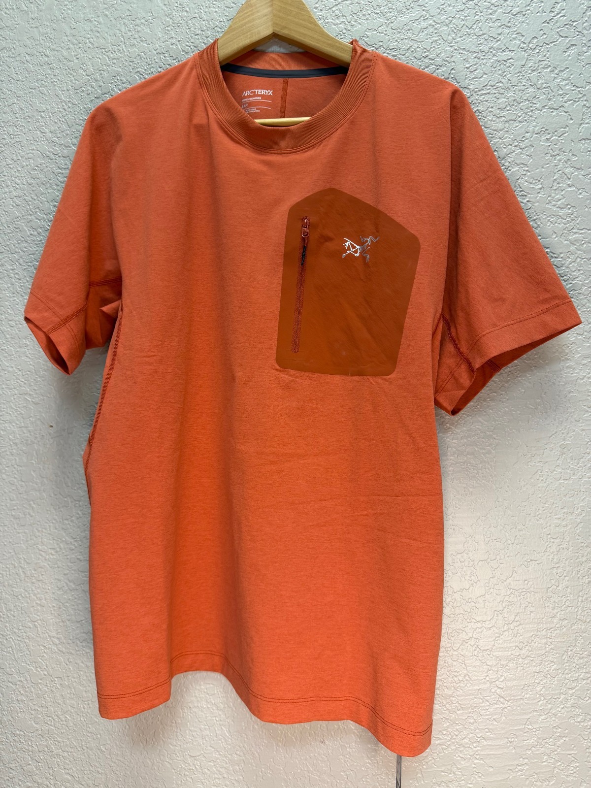 Arc’teryx Konseal Pocket T-Shirt – Men’s SMall – Stone Red – NWT