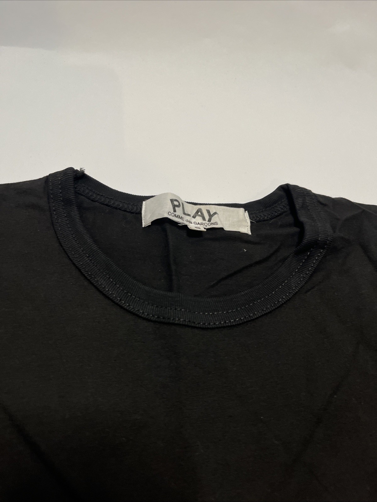 COMME des GARCONS PLAY Heart Embroidered Logo Graphic Men's T Shirt Size Small gallery