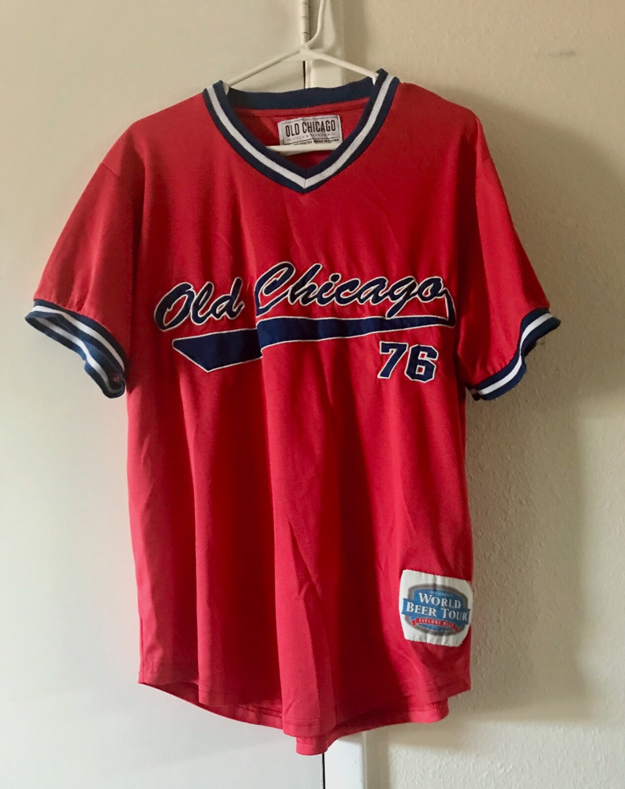 Old Chicago  76 Jersey T-Shirt Adult World Beer Tour Red V Collar Men Size XL