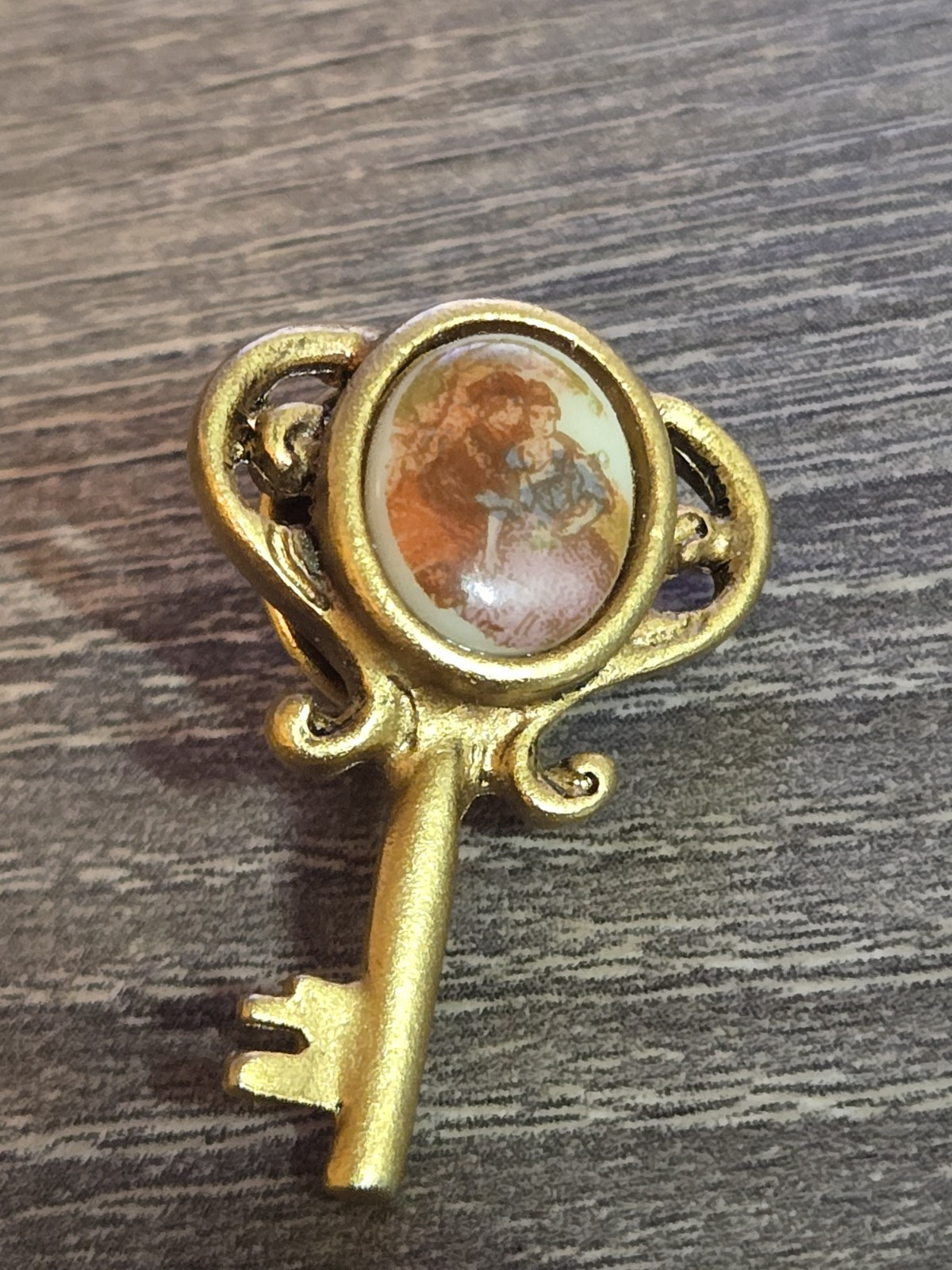 Vintage Gold Key Brooch Pin with Design Center Art O6