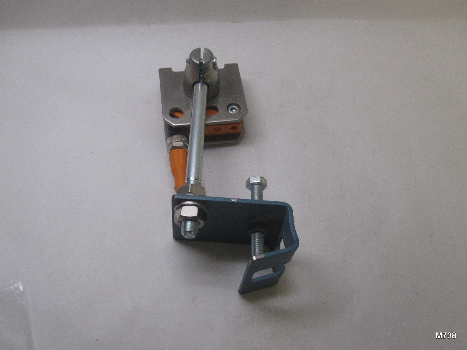 USED Effector O5H-FPKG/US O5H500 Diffuse Reflection Sensor with Mount