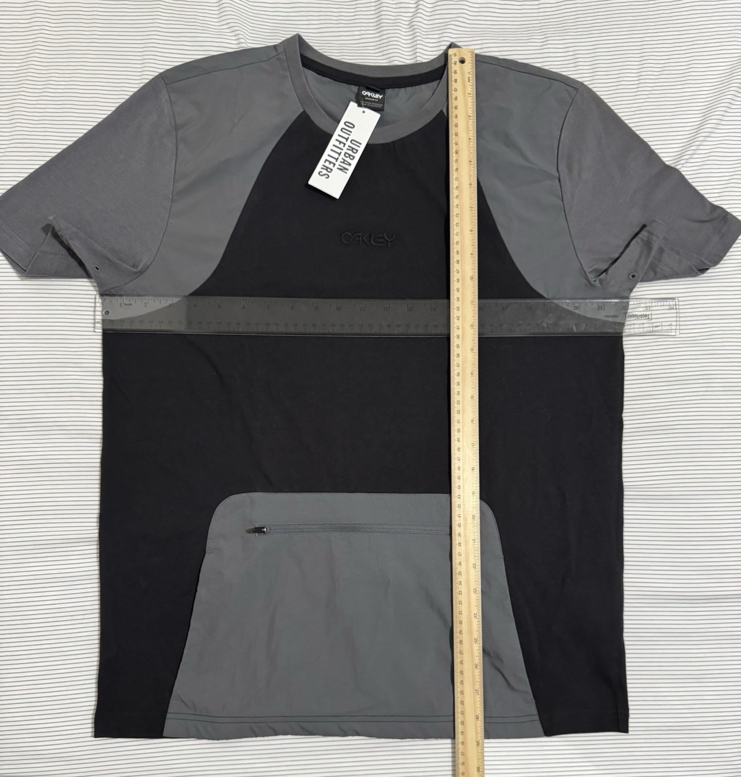 Oakley Shirt with Kangaroo Pocket Men's Medium (22 inch PtP) Short-Sleeve NWT gallery