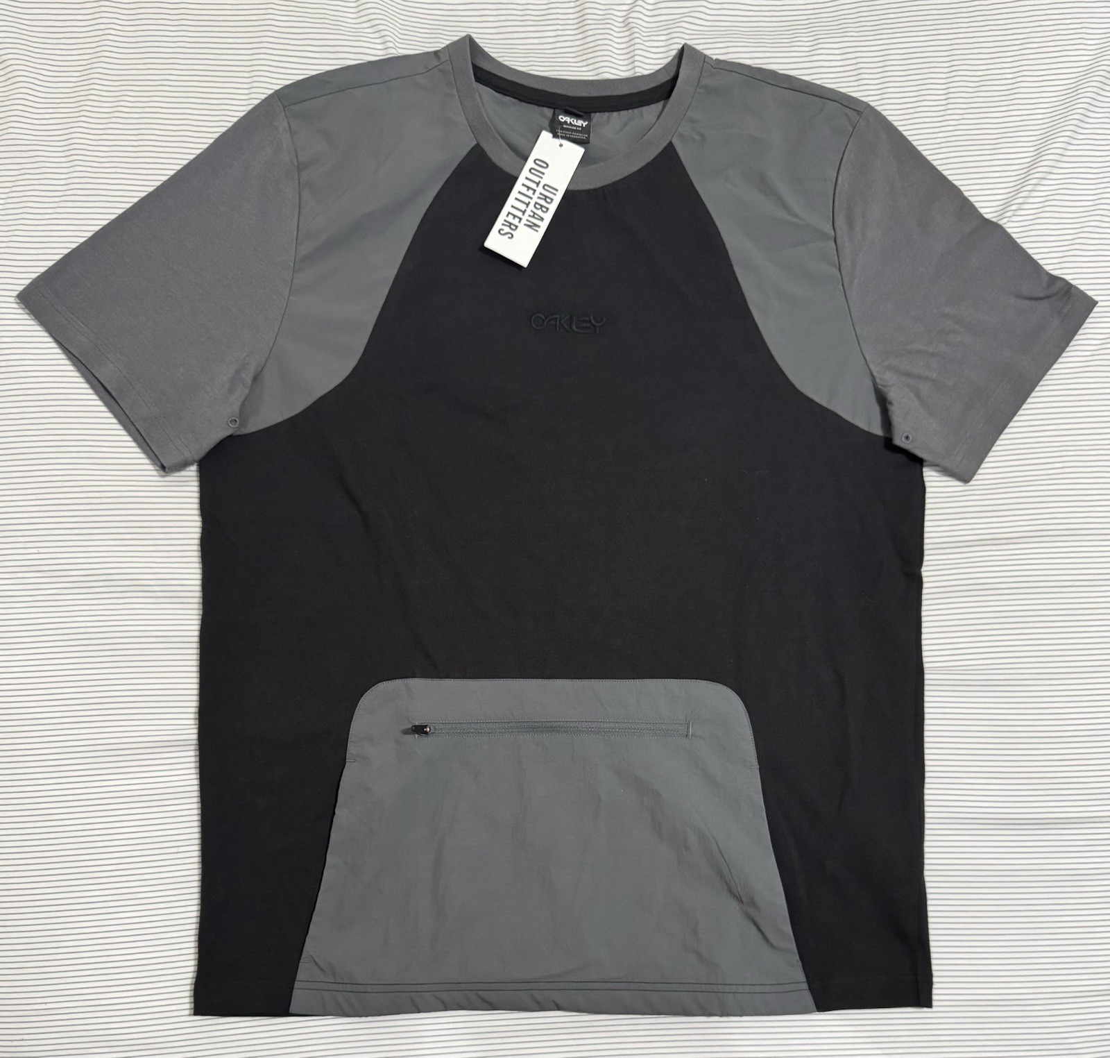 Oakley Shirt with Kangaroo Pocket Men’s Medium (22 inch PtP) Short-Sleeve NWT