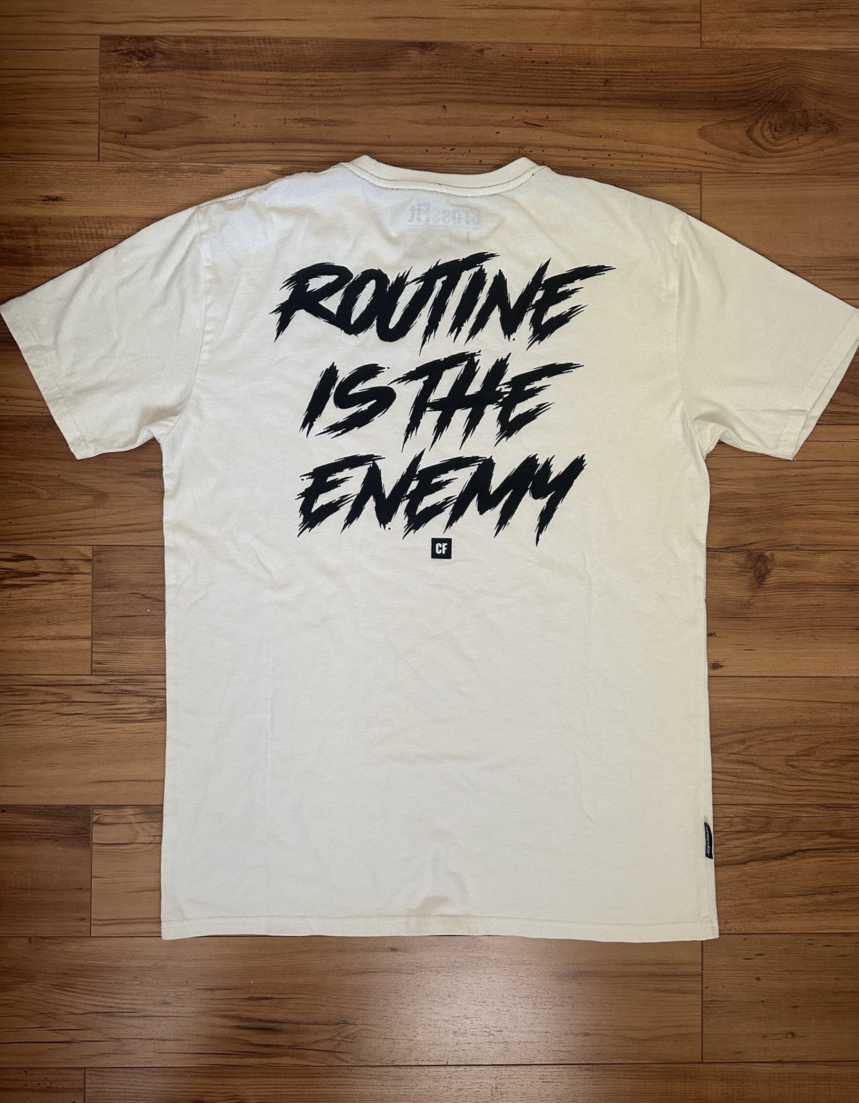 ‘Routine is the enemy’ Crossfit cream T-Shirt Men Size Large gallery