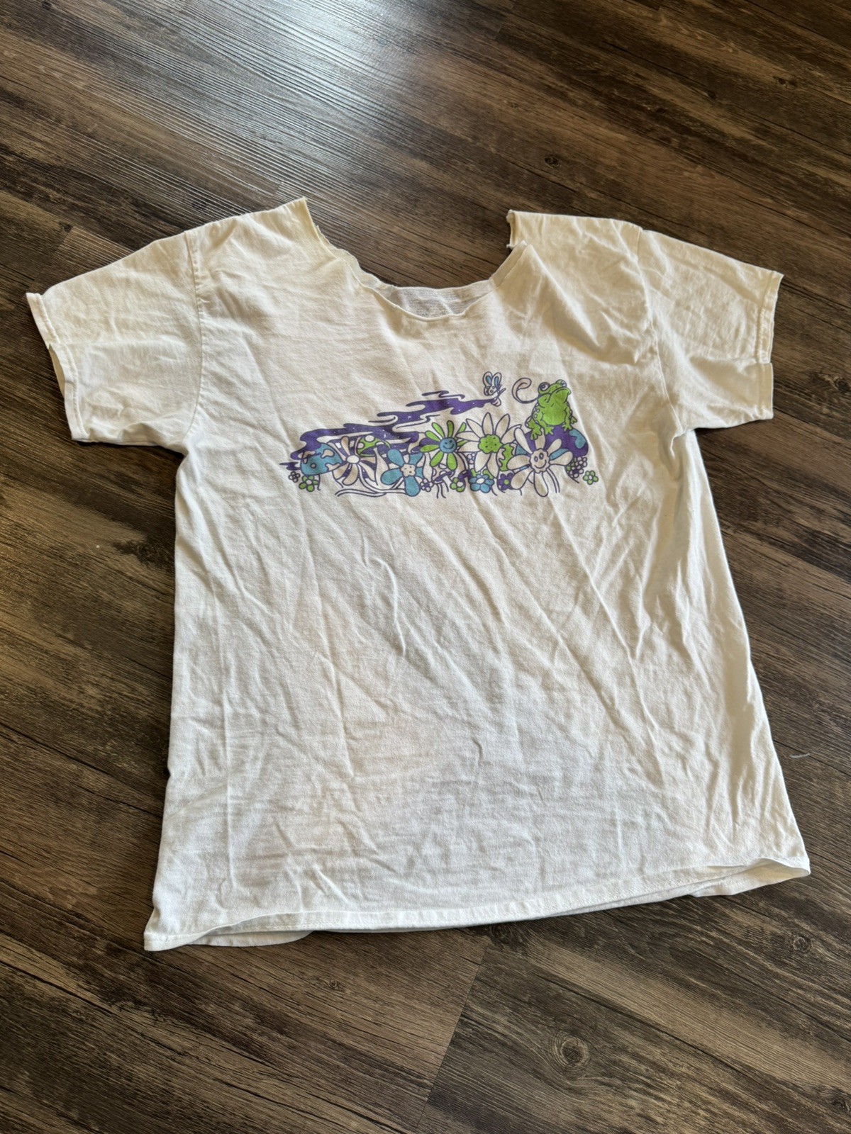 A-LAB Gone Trippin Frog White Shirt Size Large Scoop Neck Collar gallery