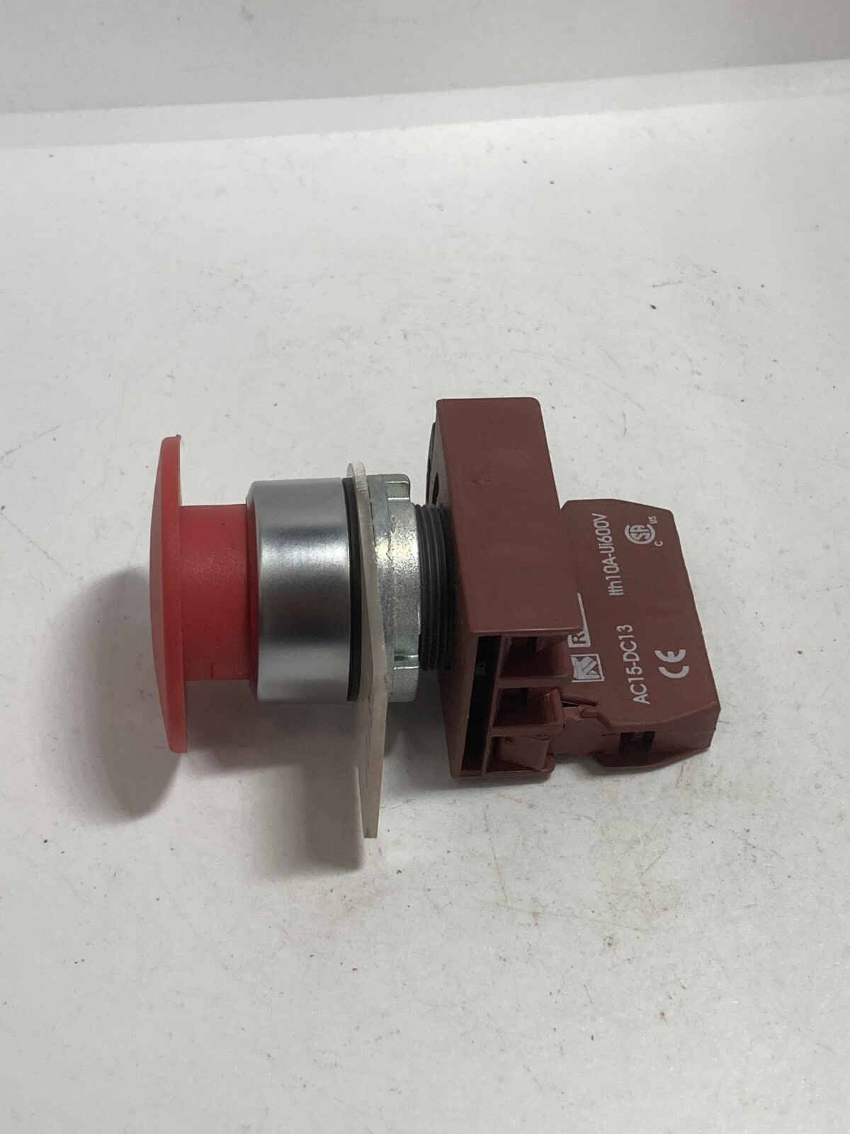 RENY RED PUSHBUTTON MUSHROOM WITH R9C01VN CONTACT BLOCK & STOP LEGEND NNB