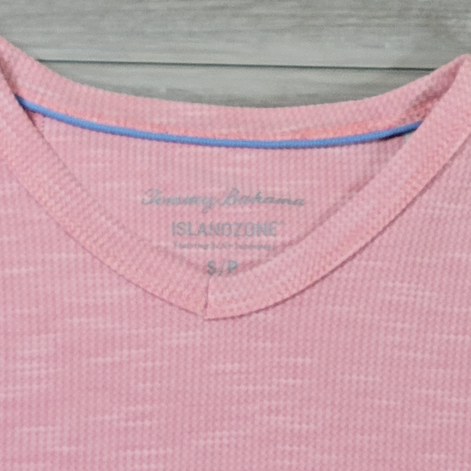 Tommy Bahama T-Shirt Men's Small Pink V-Neck Short Sleeve gallery