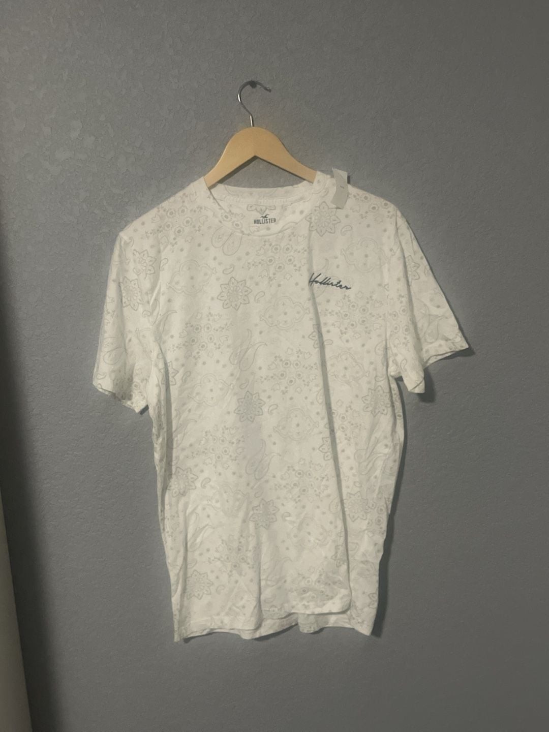 Hollister Men’s White All-Over Paisley Bandana Print Crewneck T-Shirt