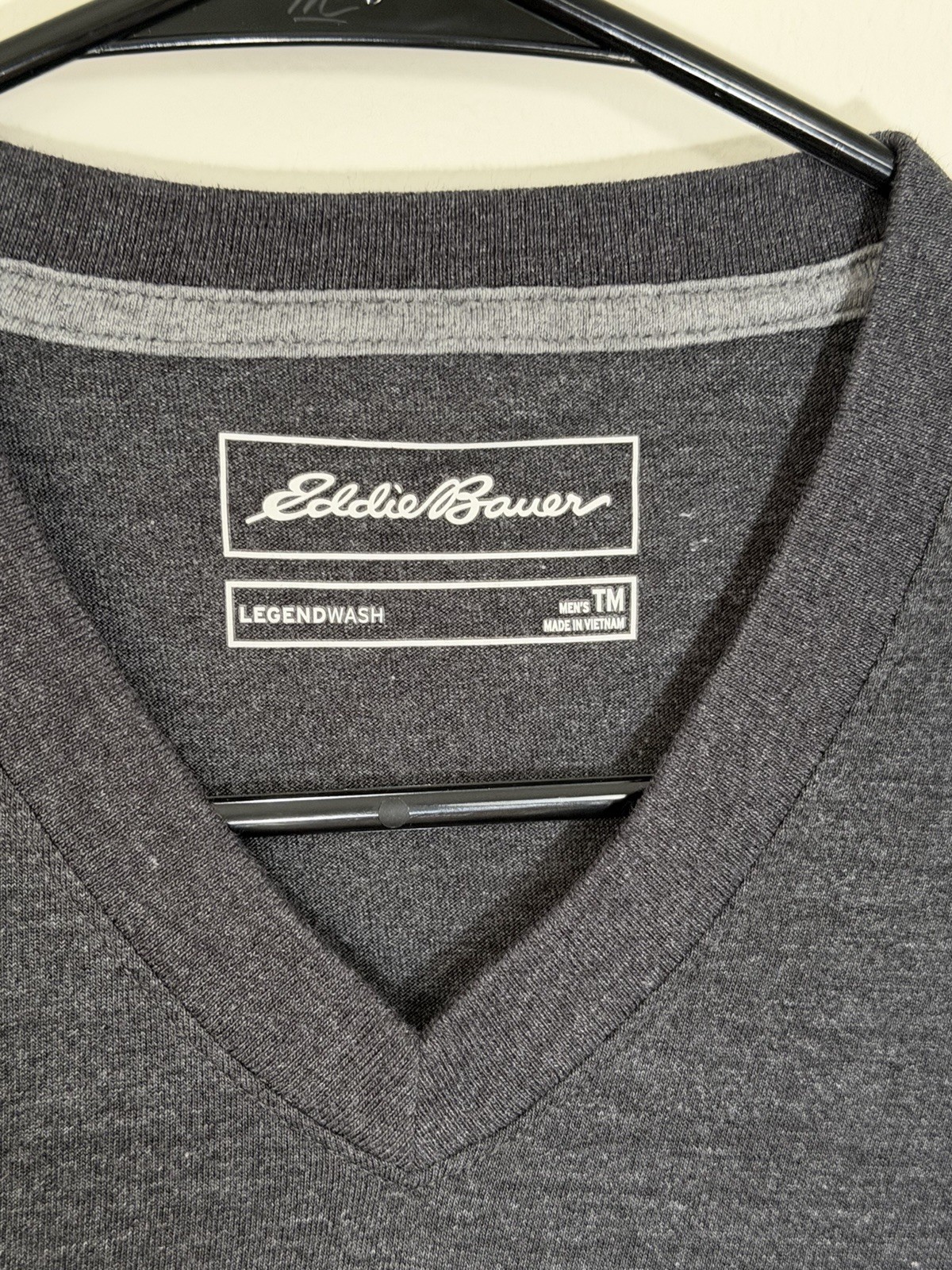 Eddie Bauer Men M Gray V-Neck Short Sleeve T-Shirt gallery