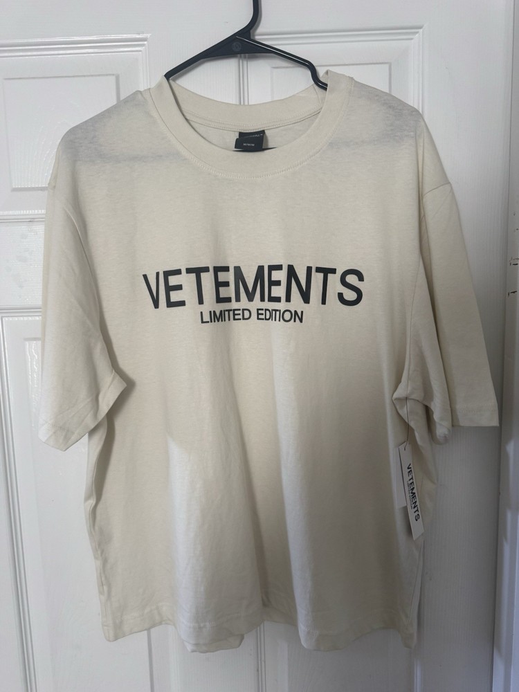 VETEMENTS Limited Edition Beige Logo Graphic Crew Neck Short Sleeve Tee M