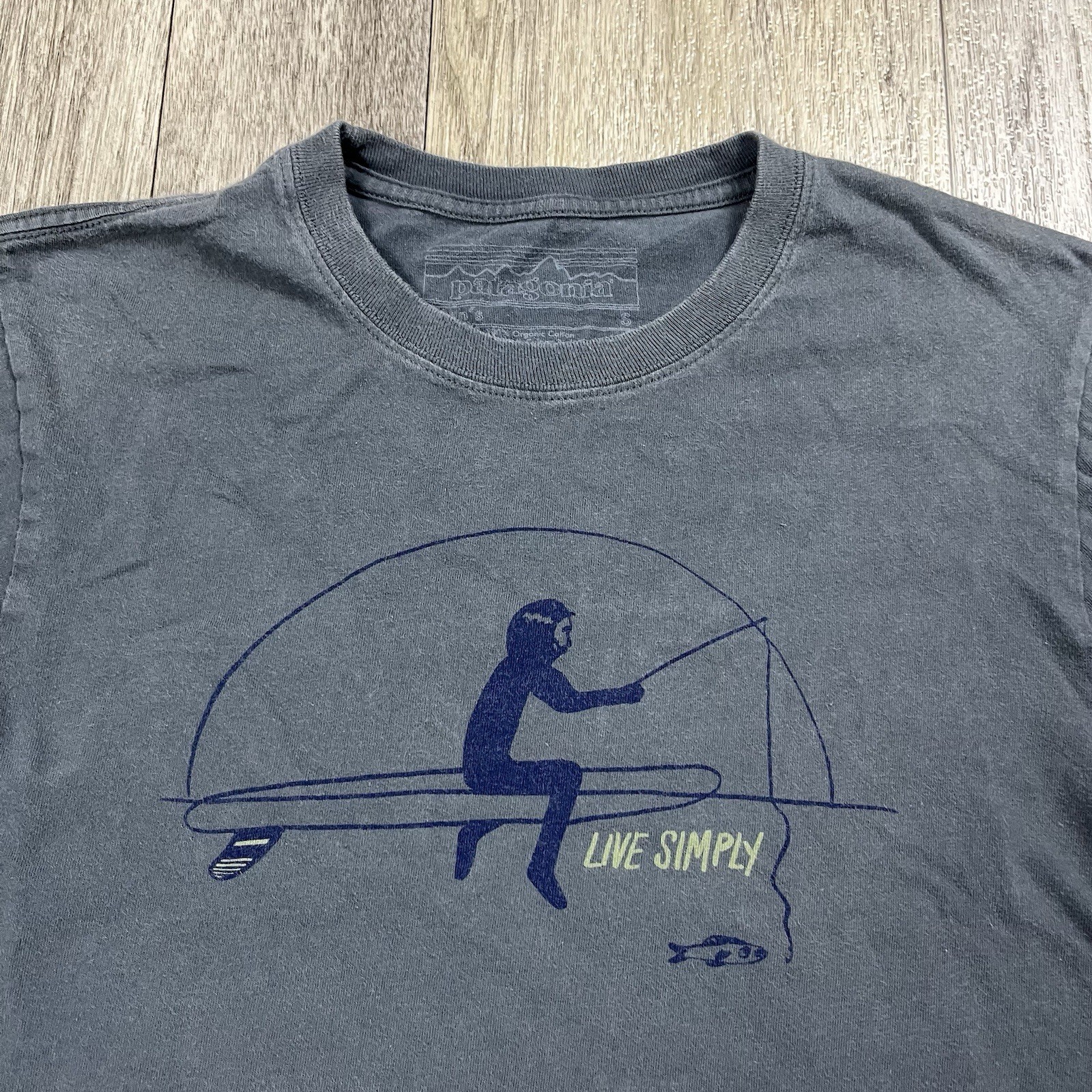 Patgonia Live Simply Short Sleeve Fishing Surfboard T Shirt Men's Small Gray gallery
