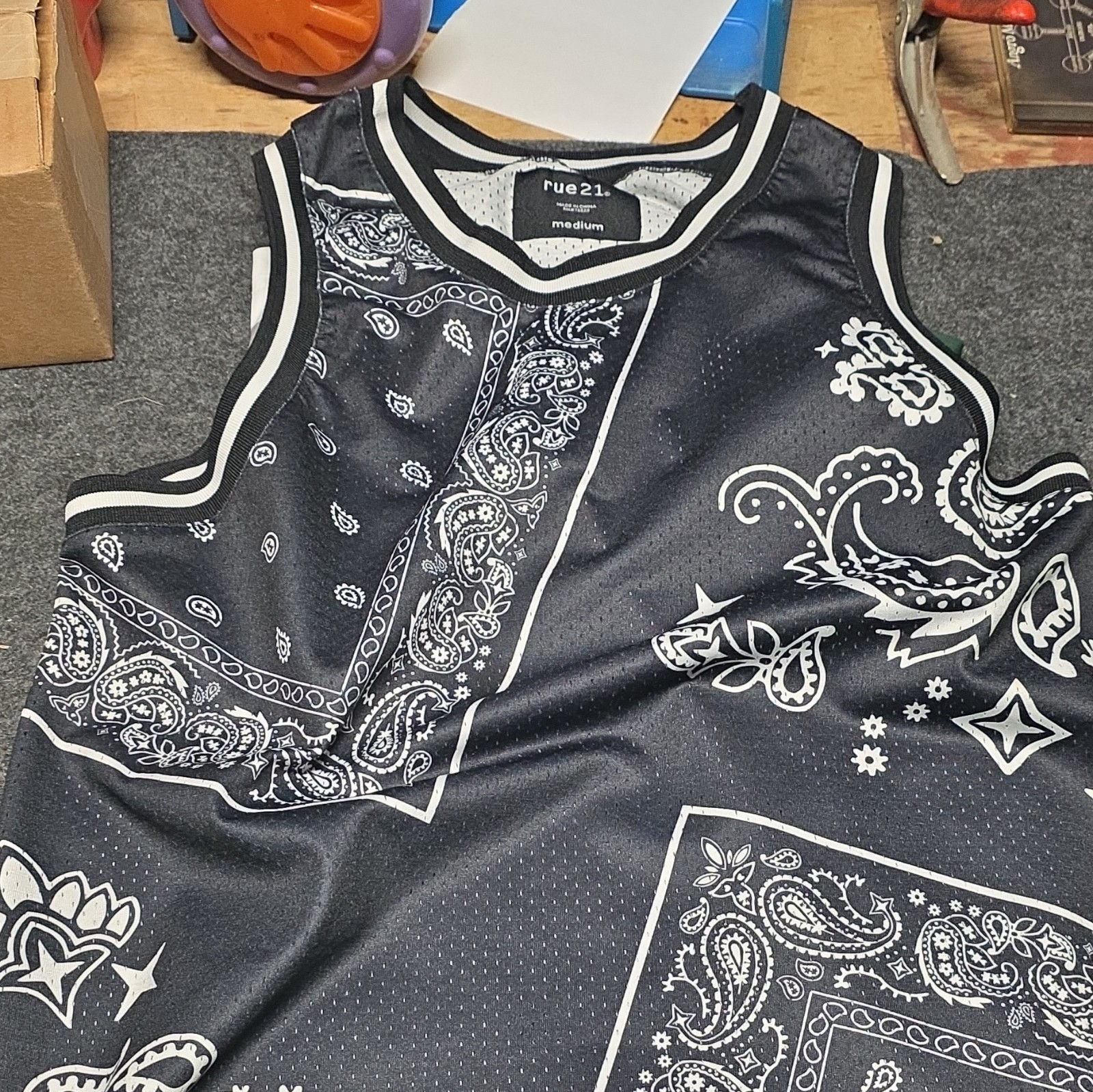 rue21 Black/White Paisley Bandana Mesh V-Neck Sleeveless Tank Top, Men's M gallery