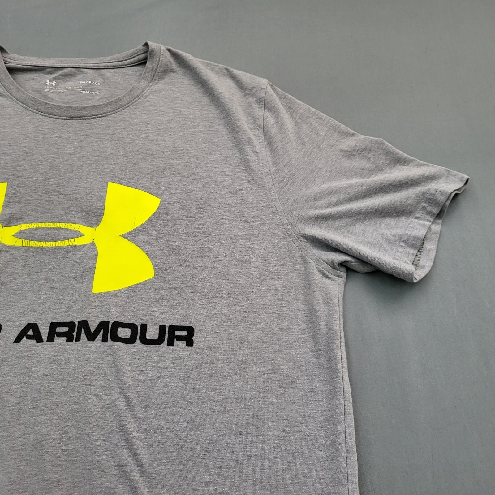 Under Armour Shirt Mens Small S Short Sleeve Spell Out Loose Heat Gear Gray * gallery