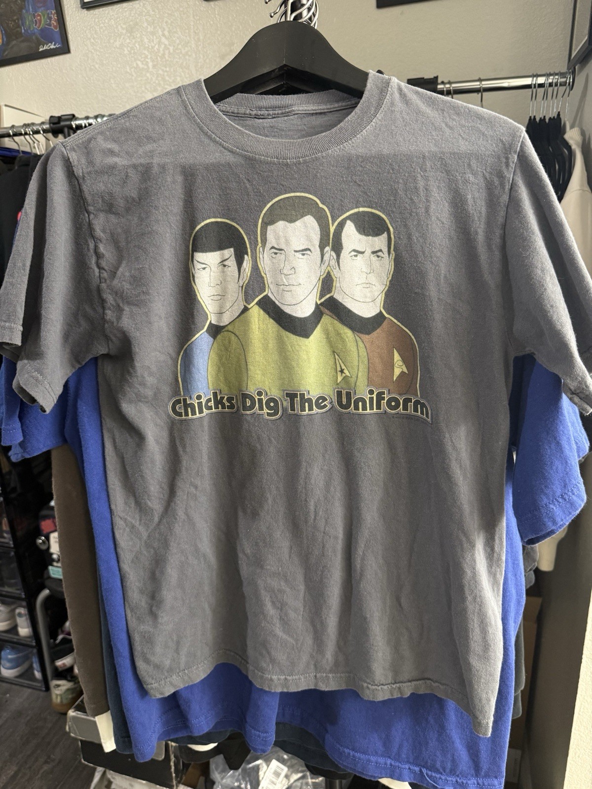 Star Trek “Chicks Dig The Uniform” Men’s M grey cotton t-shirt 18X24 gallery