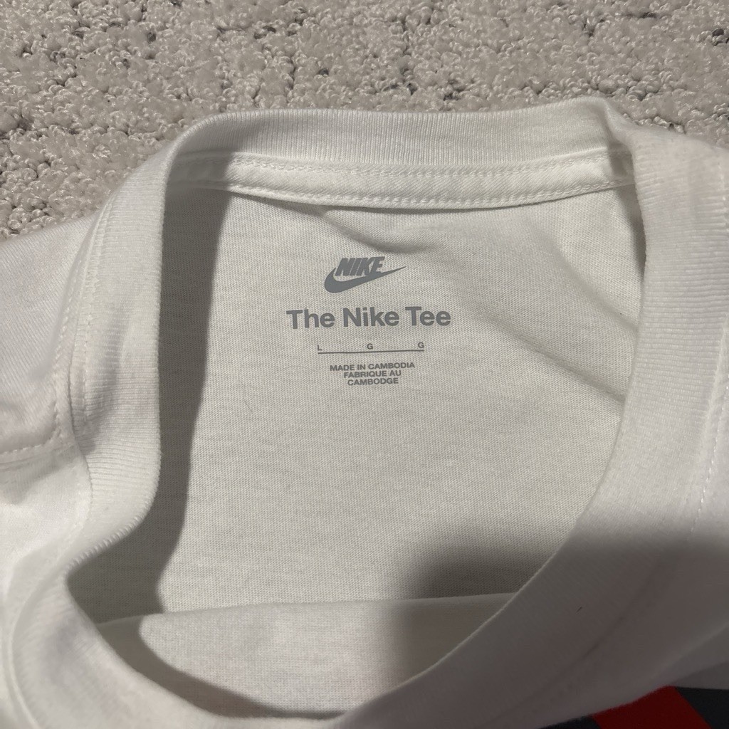 Nike Air The Nike Tee Men’s L White Short Sleeve Crew Graphic Logo Tee gallery