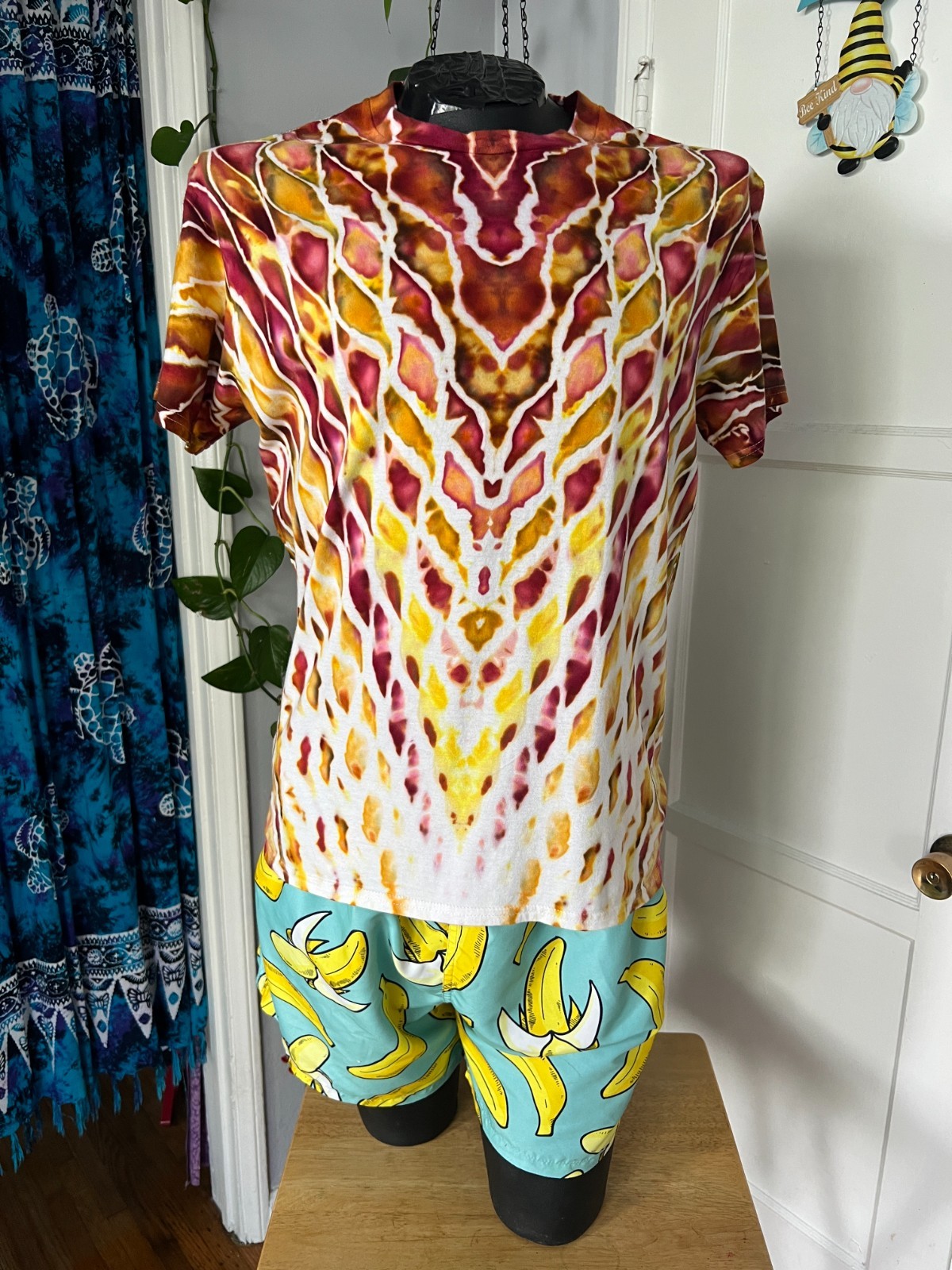 V Roll Ice Tie Dye T-Shirt, Unisex L SS, Burgundy & Gold gallery