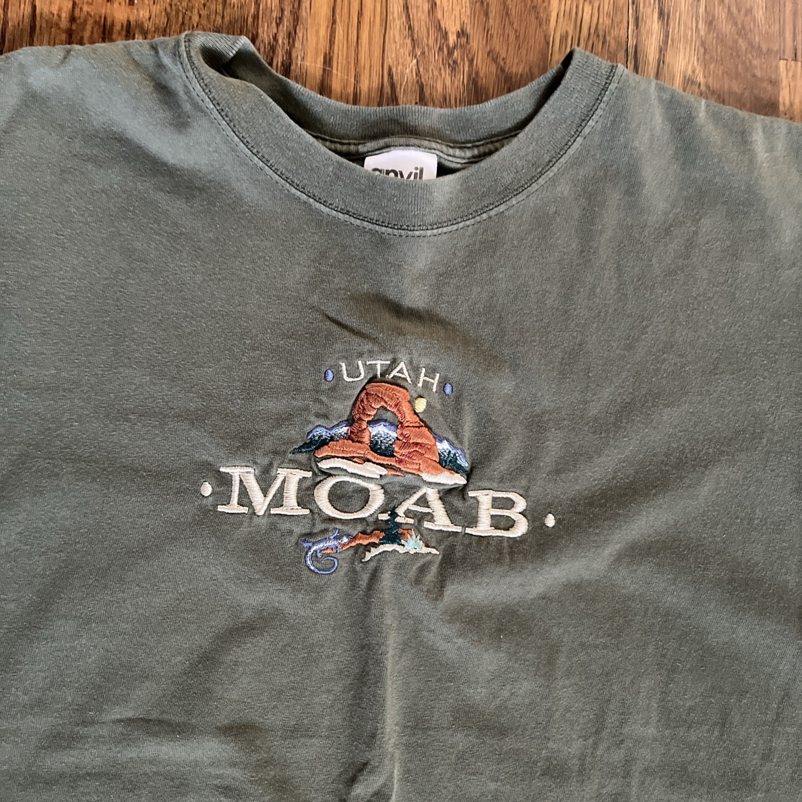 VINTAGE Utah Shirt Mens Medium Green National Parks Moab Arches Embroidered gallery