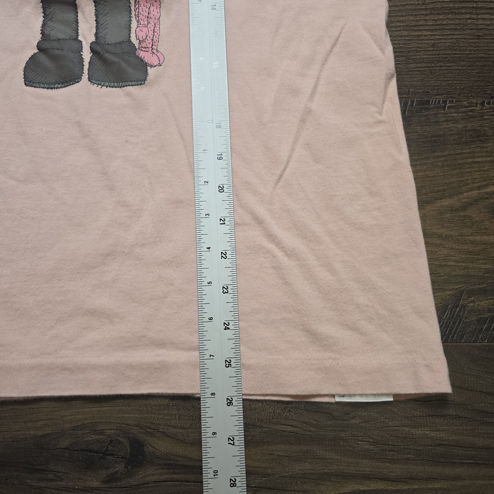 KAWS x Uniqlo UT Summer Companion Tee L Pink Graphic Streetwear Collector gallery