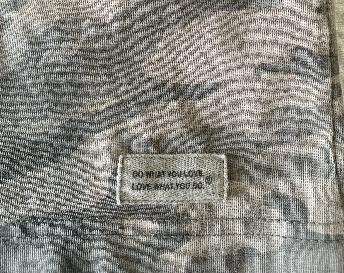 Life Is Good Crusher Tee Mens XXXL Gray Camo Short Sleeve Fish More Worry Less gallery