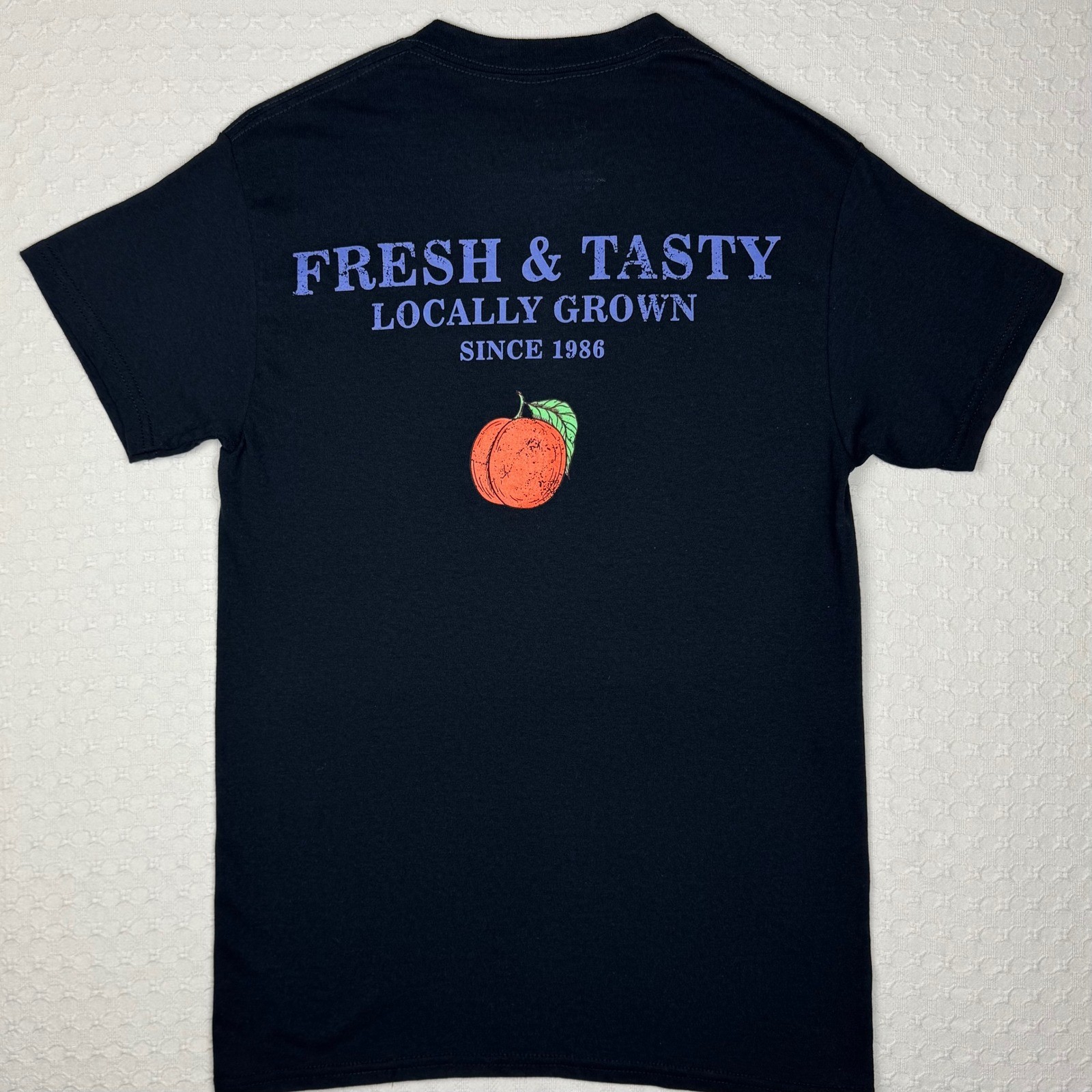 Goodie Two Sleeves Georgia Peach Graphic Tee Vintage Style Unisex Small Black gallery