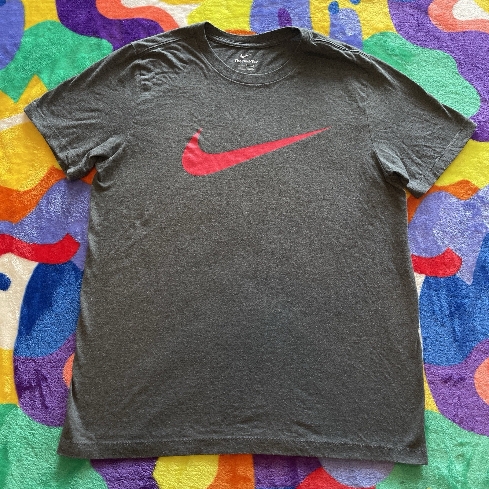 Nike T-Shirt Men’s Medium Gray Red Swoosh Logo Sportswear Athletic Work Out Y2K