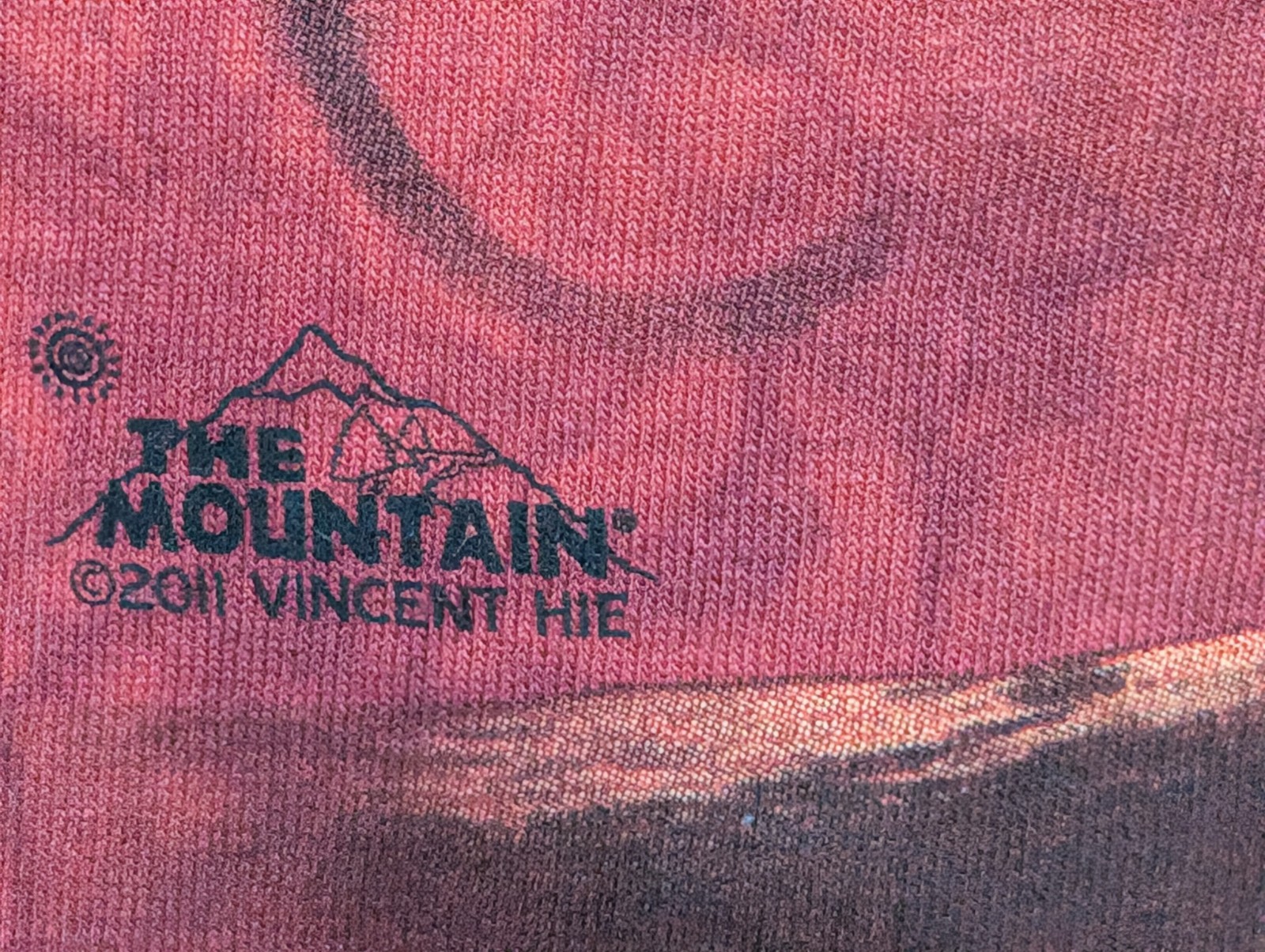 The Mountain Mens T-shirt Red Wolf Flame Wildlife Retired Logo 2XL #3370 EUC gallery