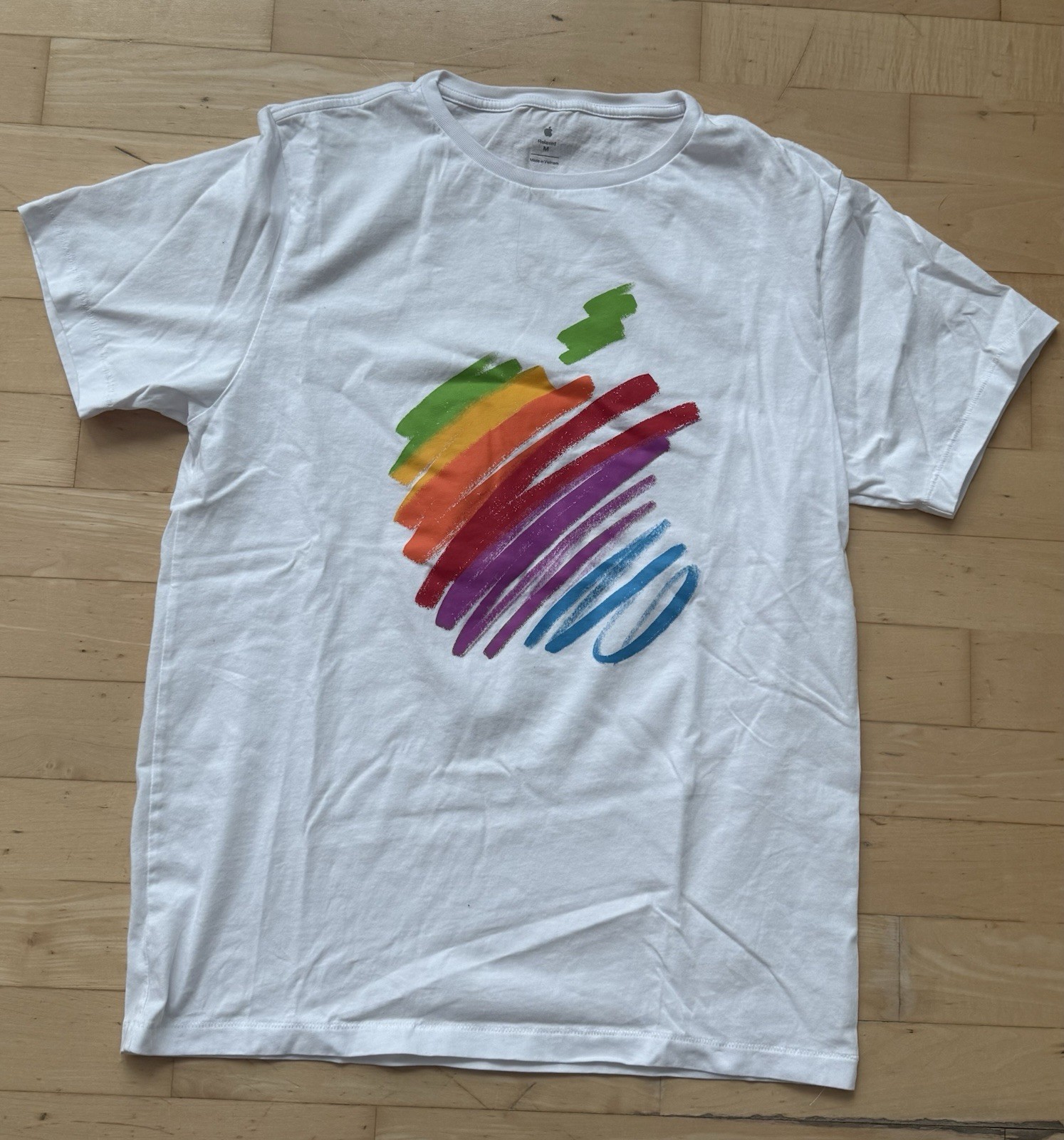 Exclusive Apple 50th Anniversary M Unworn White Graphic Tee Rainbow Apple Logo gallery