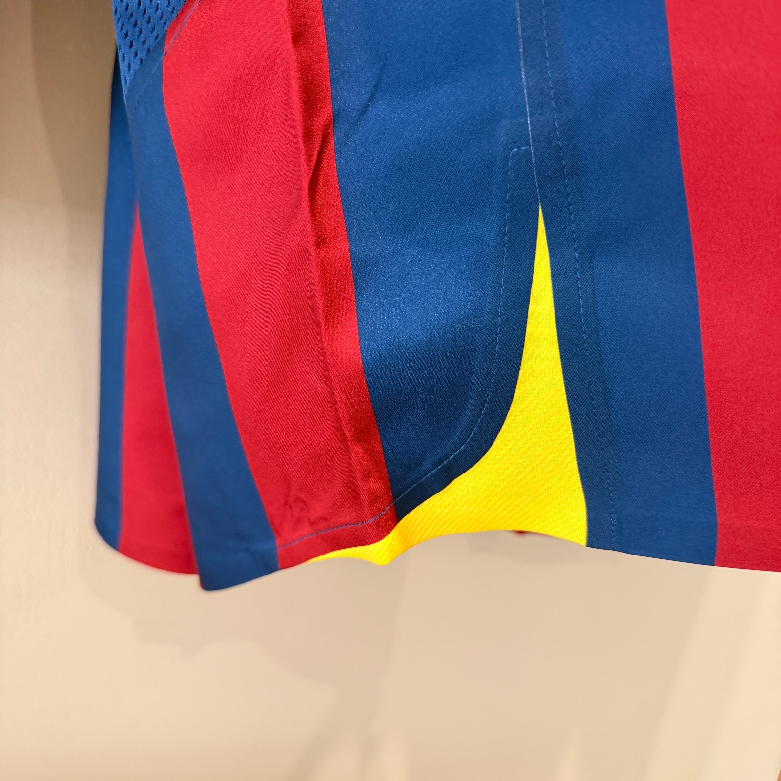 Nike Ronaldinho FC Barcelona 2005/06 Retro Replica Long-Sleeve Jersey HQ1462-471 gallery