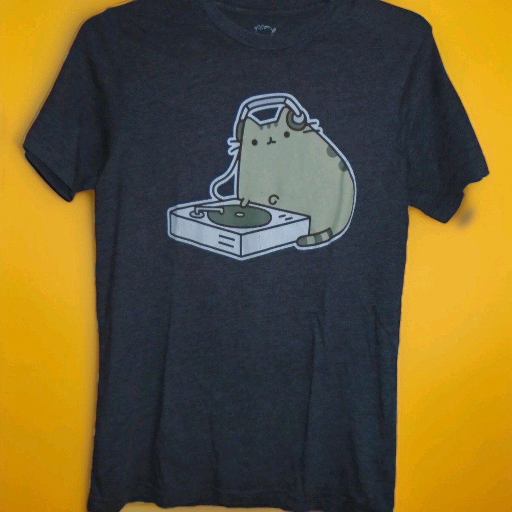 PUSHEEN THE CAT DJ TURNTABLE TSHIRT ADULTS SIZE SMALL IN GOOD CONDITION
