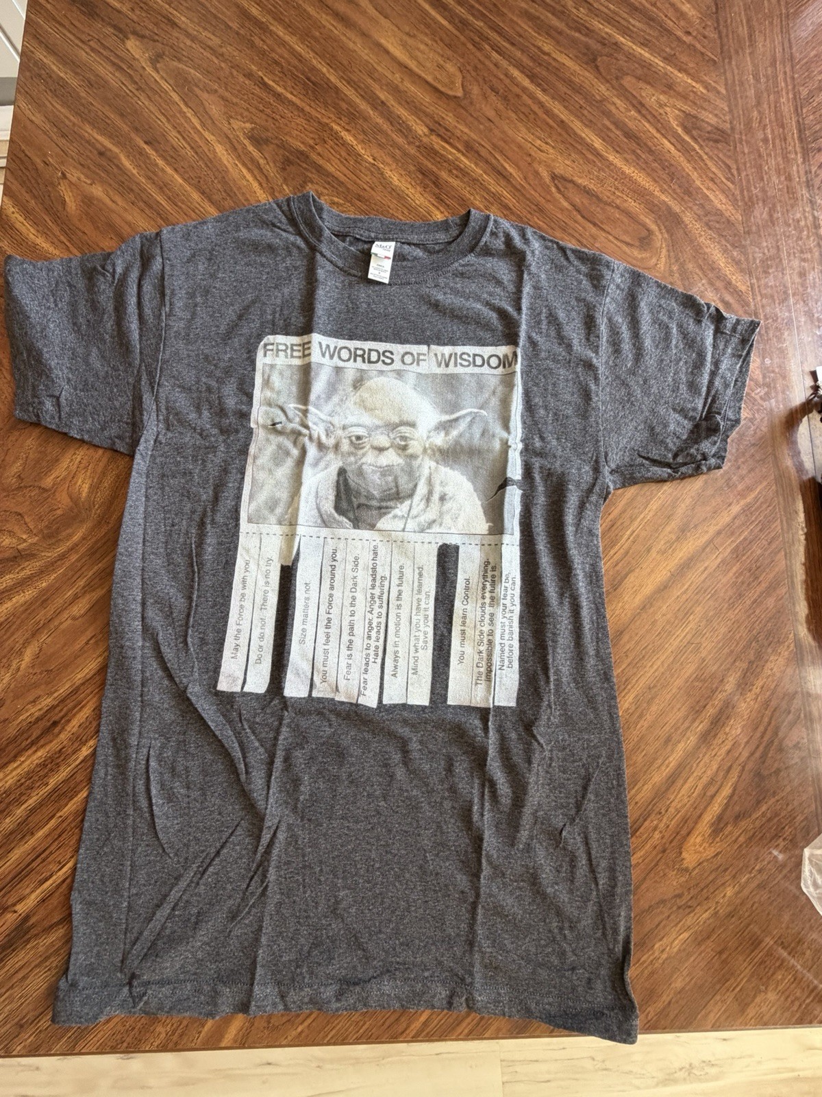 M&O Gold Star Wars Yoda Graphic Gray Men's S Crew Neck T-Shirt gallery