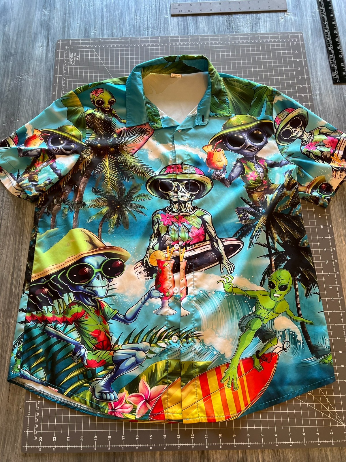 Novelty Alien Shirt Mens XL Party Hawaiian Button Up Casual Short Sleeve Graphic gallery