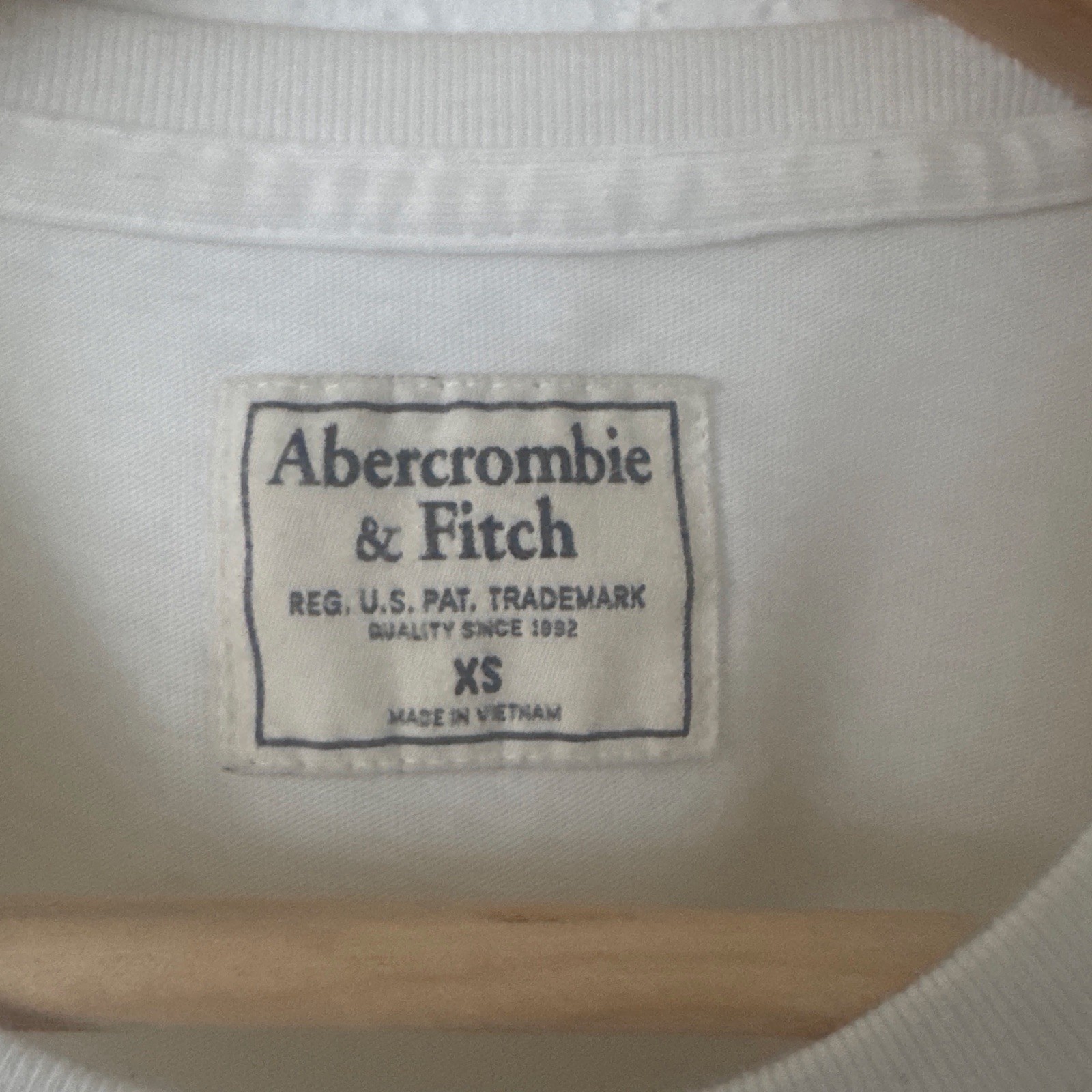 Abercrombie & Fitch Men's White Graphic Logo Crew Neck Knit T-Shirt Slim XS gallery
