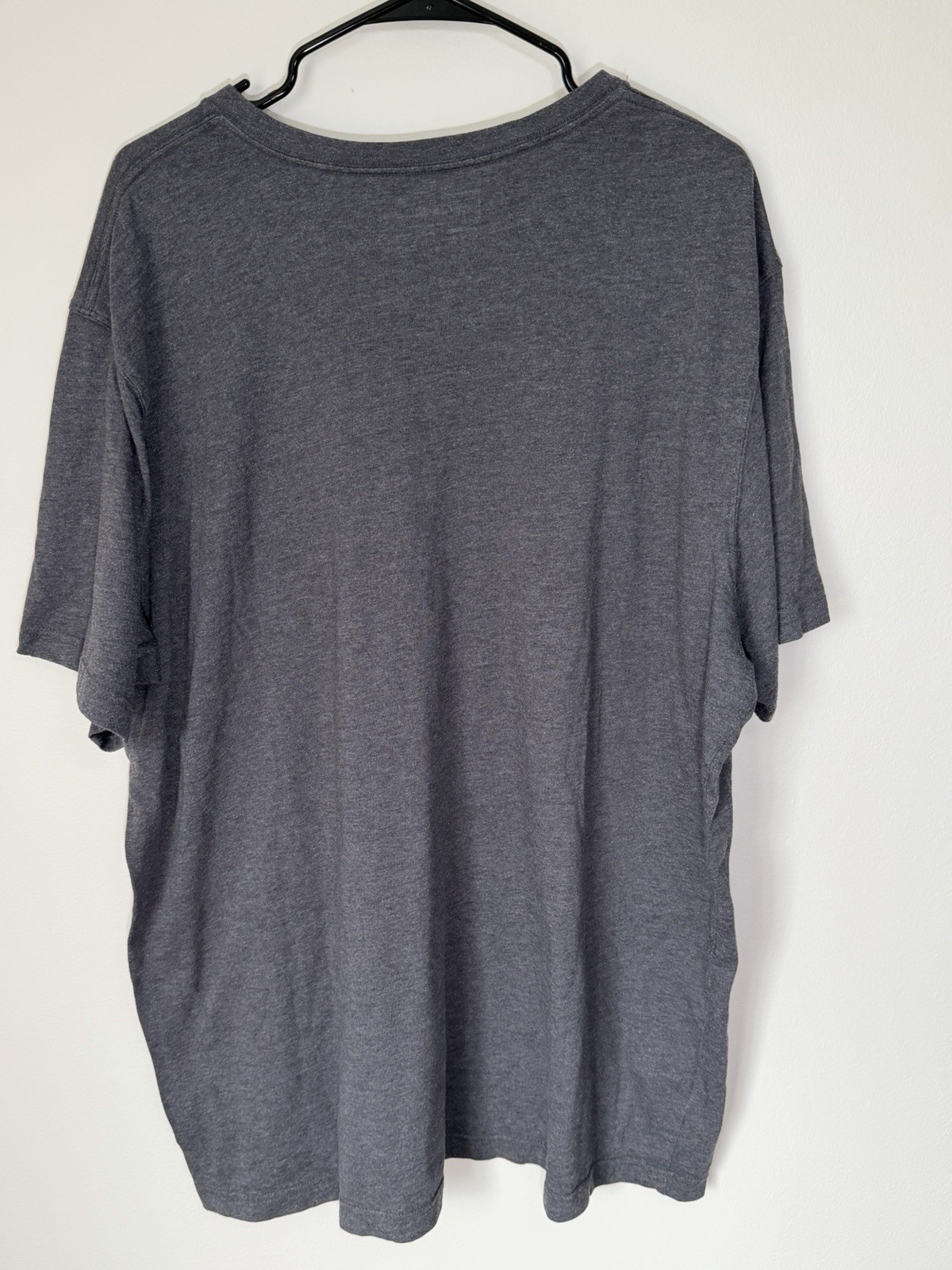Eddie Bauer Men 2XL Gray Solid V-Neck Short Sleeve T-Shirt gallery
