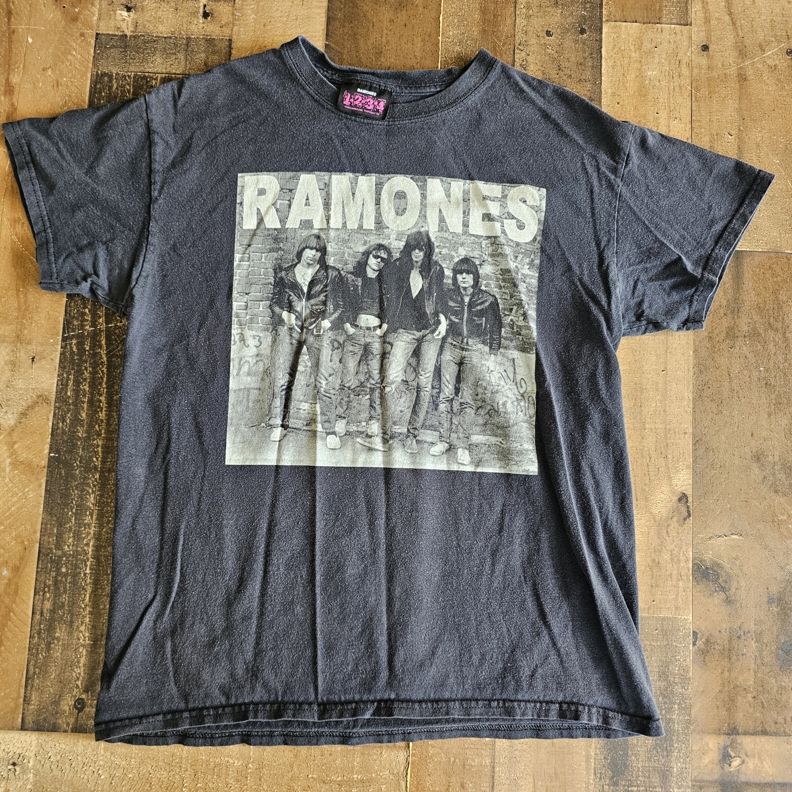 Ramones 1-2-3-4 T Shirt 1st Album gallery