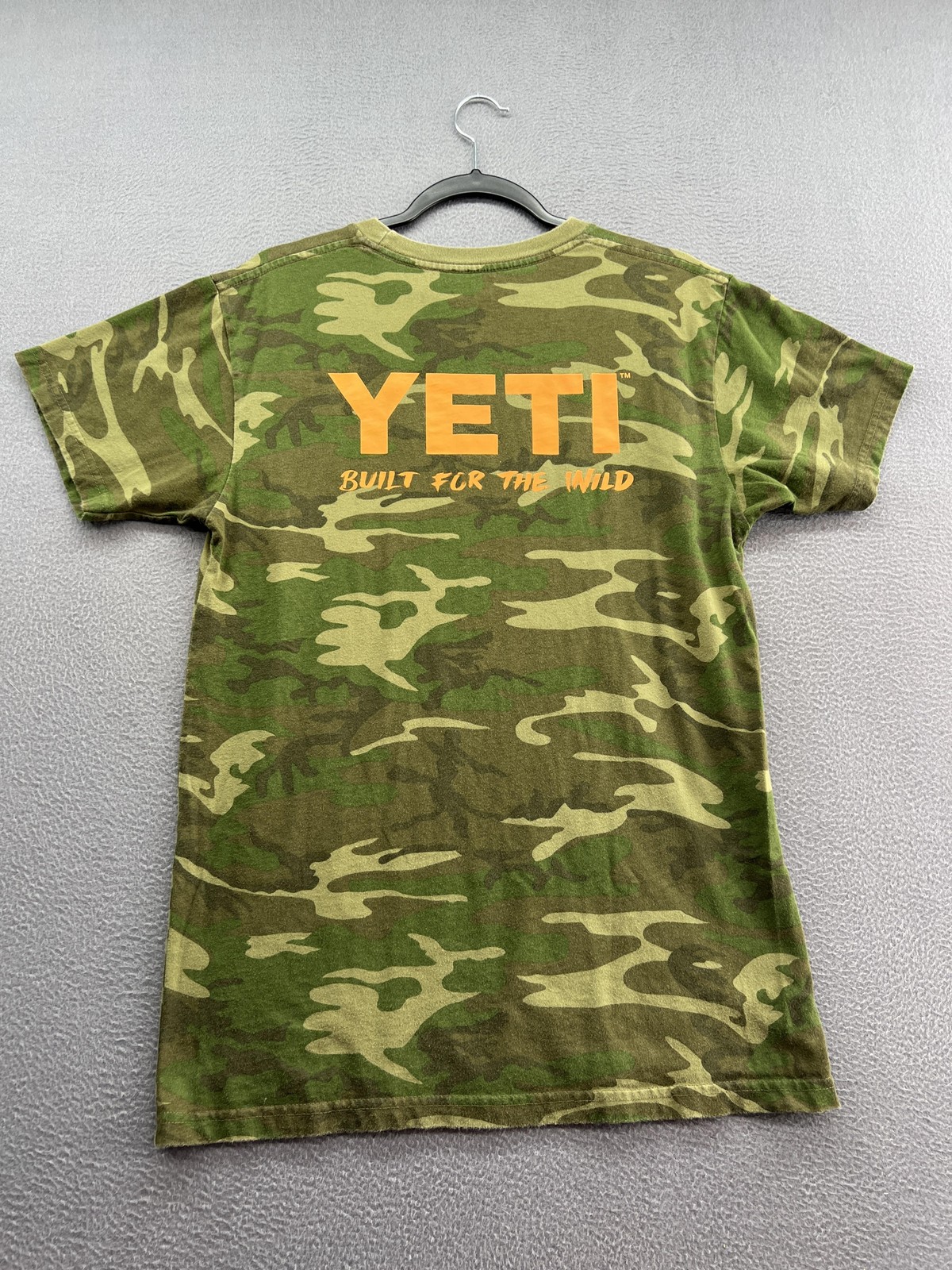 YETI Shirt Mens Medium Green Camo Built For The Wild Graphic Tee Short Sleeve gallery