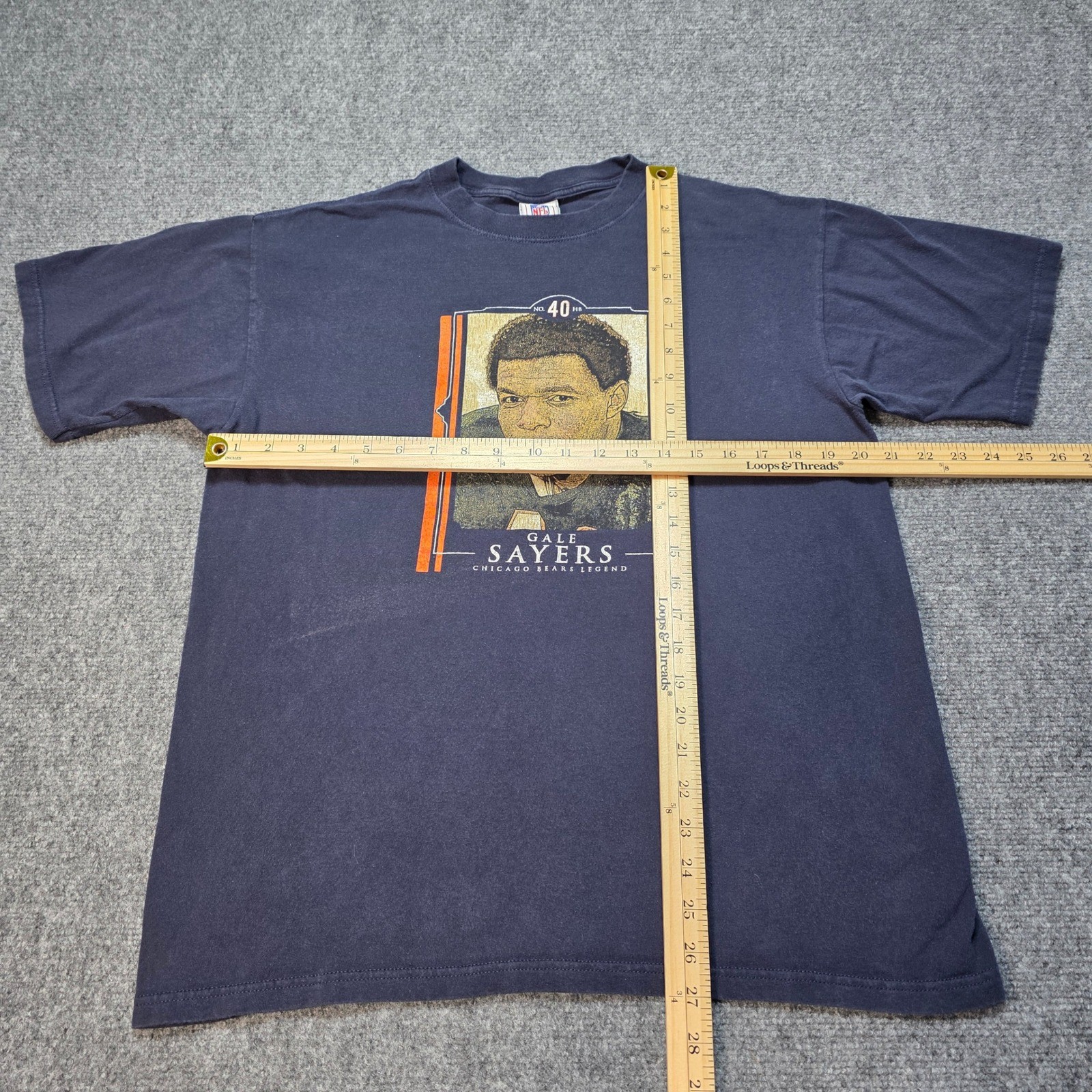 Large NFL VTG Gale Sayers Chicago Bears Legends Navy Blue Graphic T-Shirt gallery