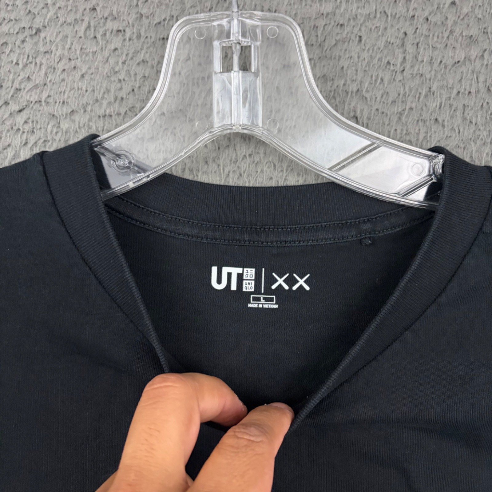 Uniqlo x KAWS T-Shirt Mens Large Black Cotton Knit Graphic Companion Streetwear gallery