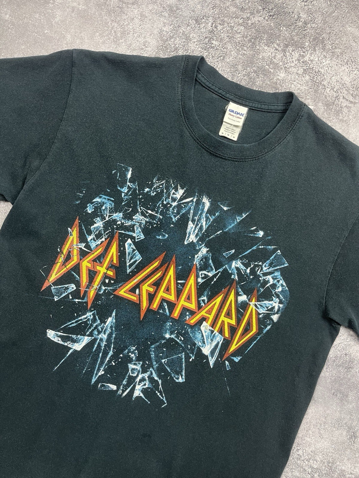 Def Leppard Vintage Tour Band Tee 2015 Heavy Metal Rock T-Shirt Men’s Size M gallery