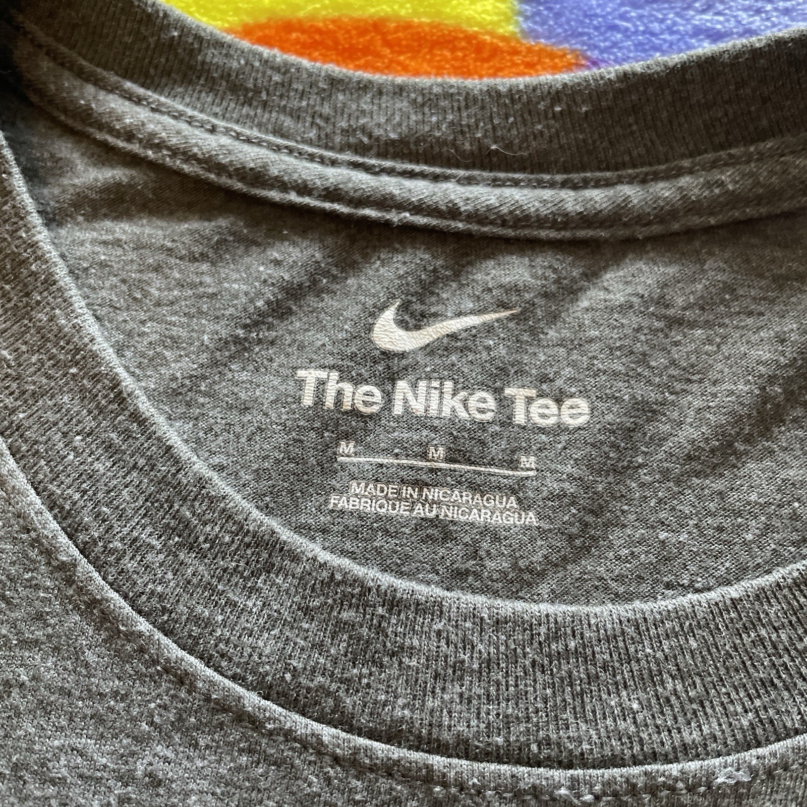 Nike T-Shirt Men’s Medium Gray Red Swoosh Logo Sportswear Athletic Work Out Y2K gallery