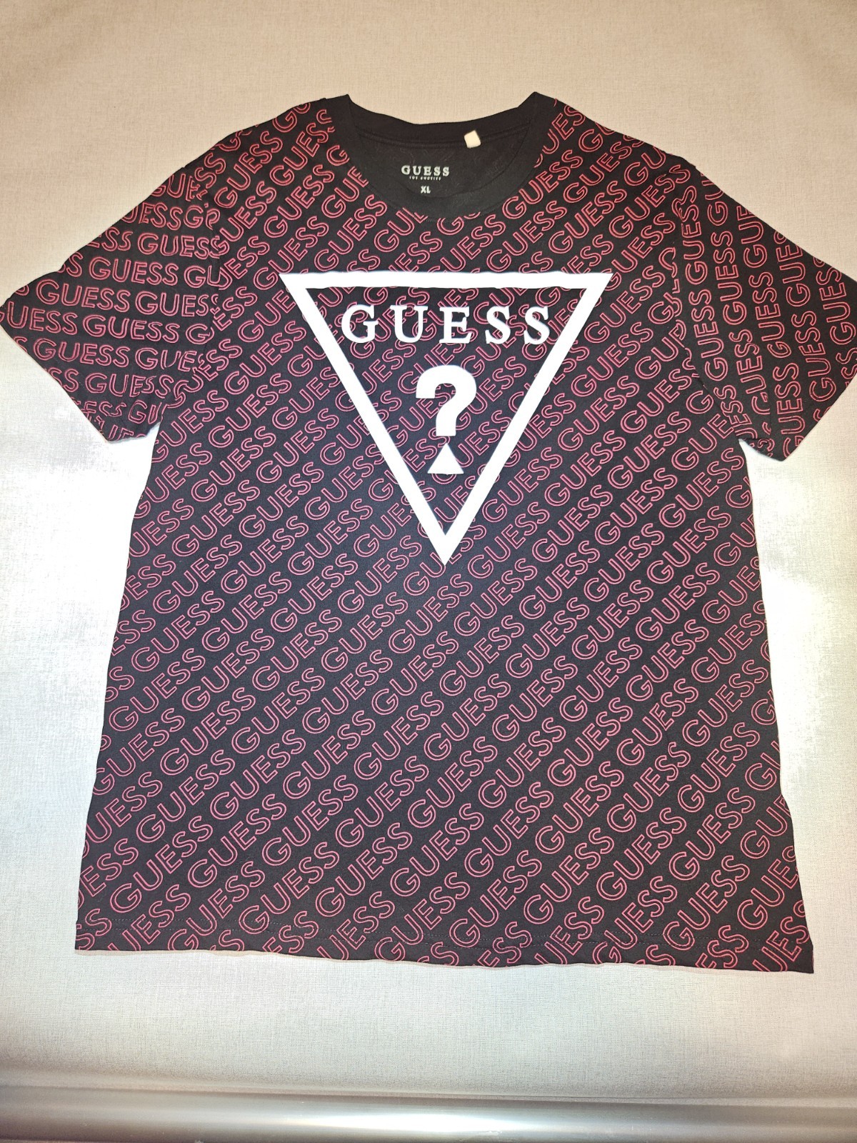 GUESS All-Over Logo Graphic Print Cotton Crew Neck T-Shirt Men’s XL Black/Red