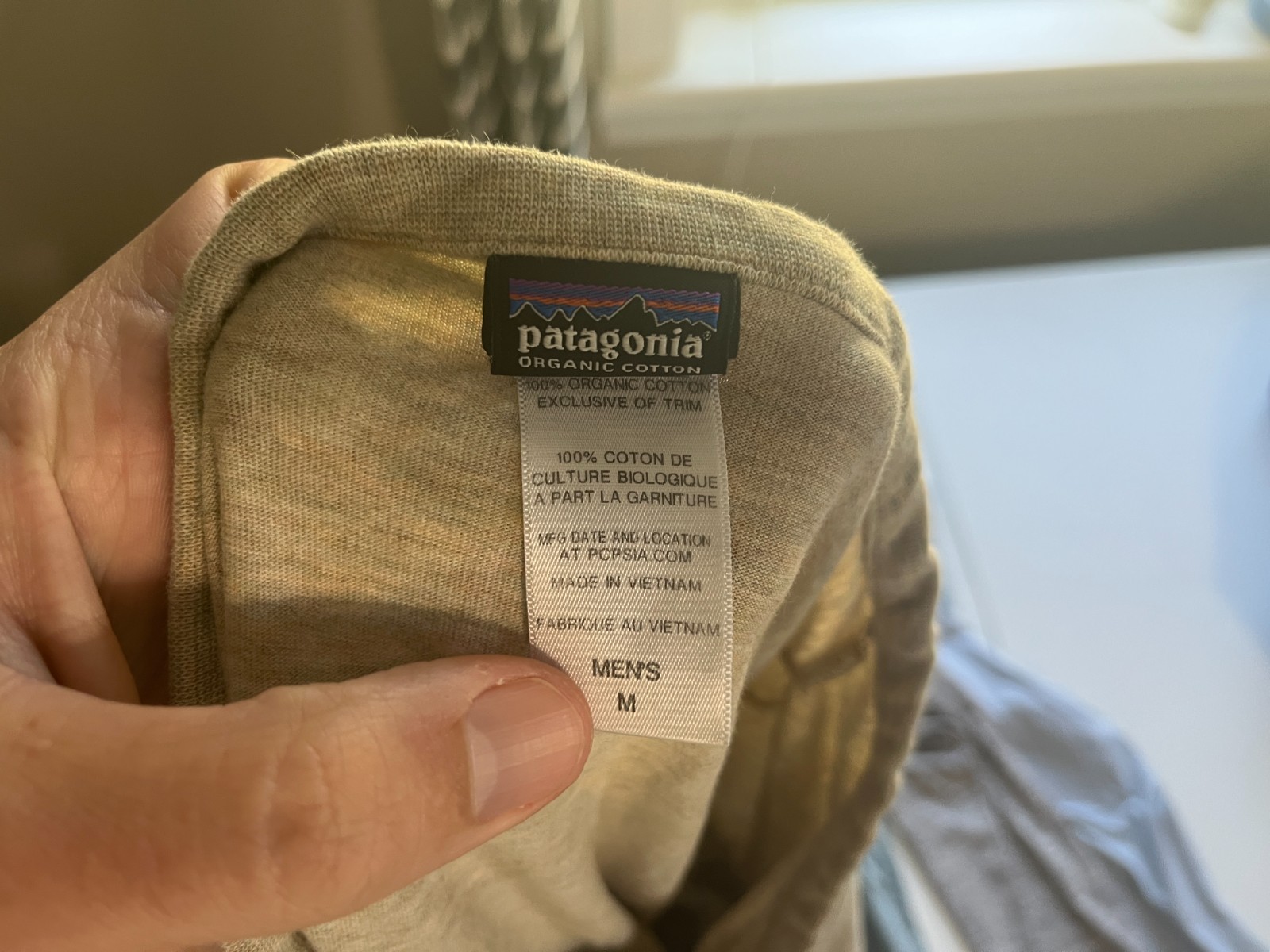 🏔️ Patagonia Men’s Cream Flecked Long Sleeve Henley T-Shirt Medium M EUC 🌿 gallery
