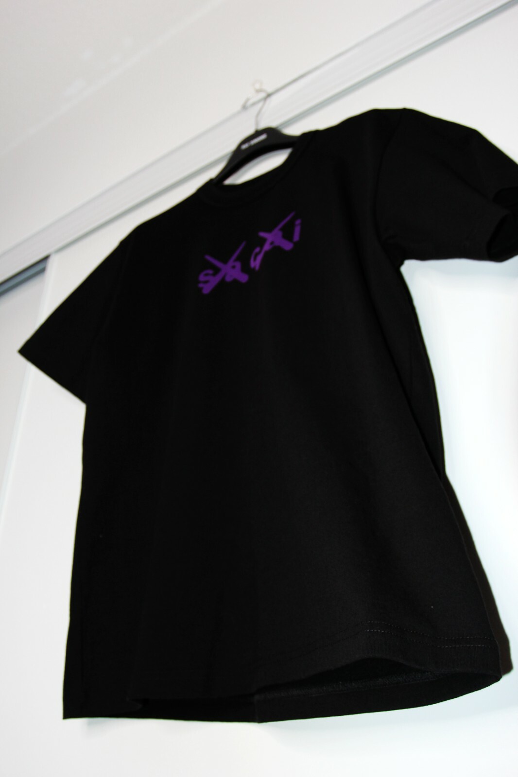 BNWT AW21 SACAI x KAWS FLOCKED LOGO PRINT TSHIRT BLACK 0 gallery