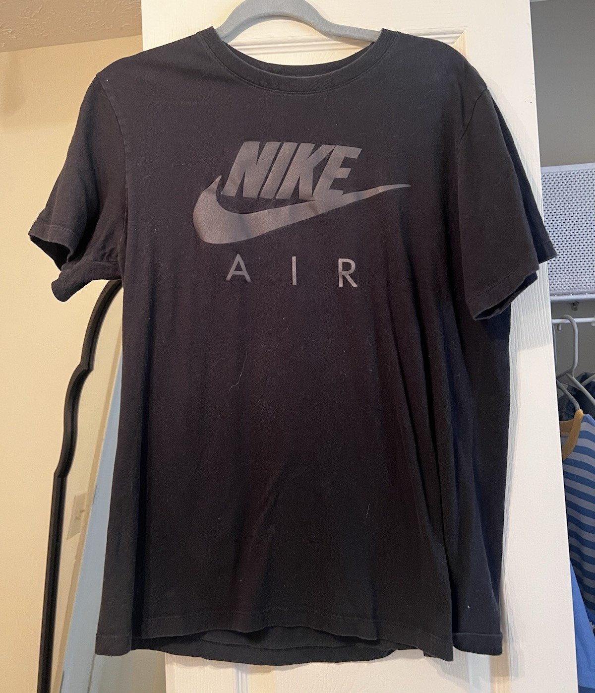 Nike Air The Nike Tee Men’s M Black Graphic Logo Crew Neck T-Shirt