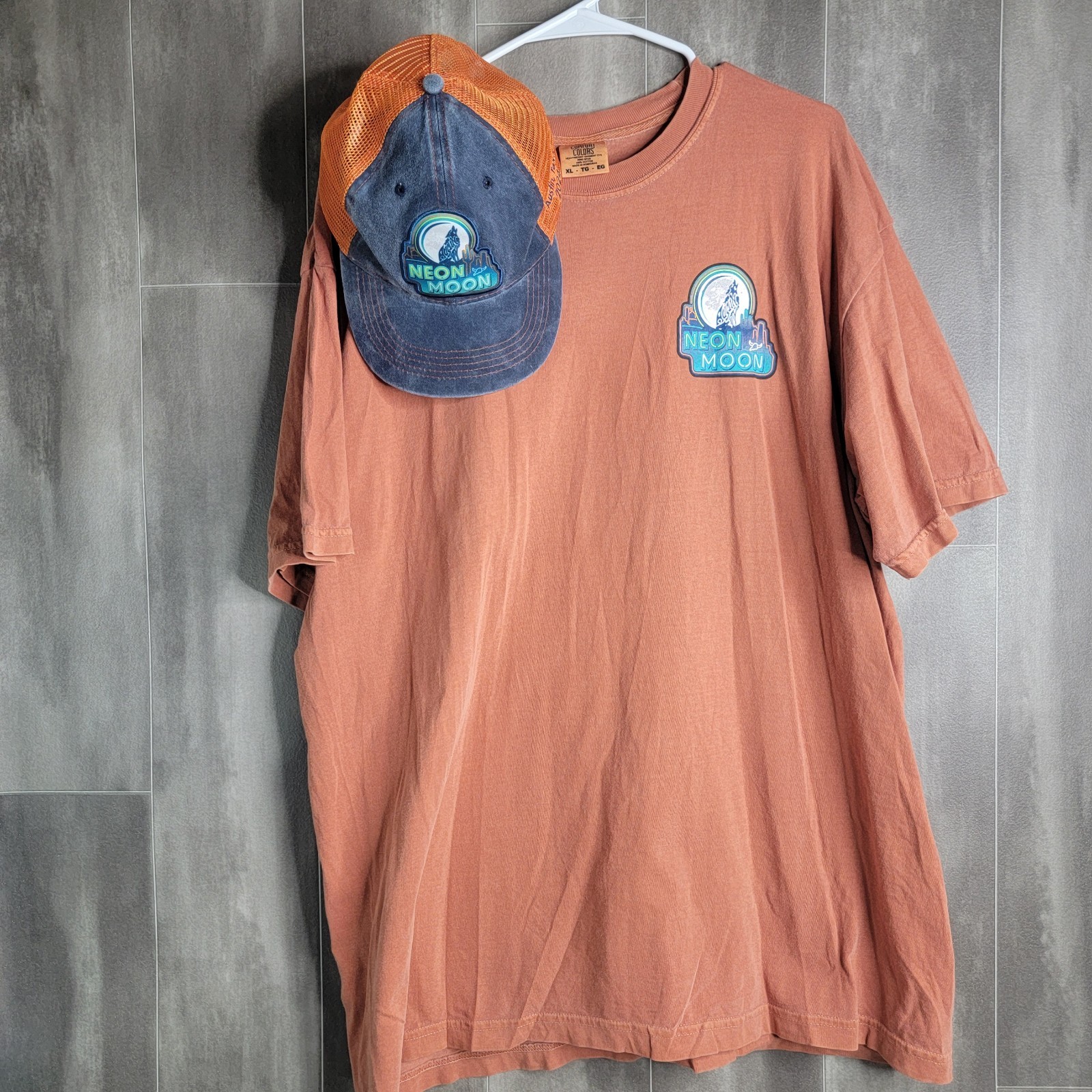 Brooks and Dunn Neon Moon T Shirt & Trucker Snapback Hat Orange Texas Saloon Lot gallery