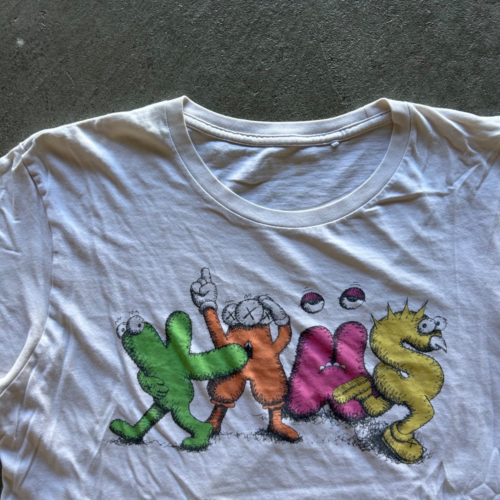 Kaws x Uniqlo Shirt Size Medium White UT 2016 Letter Character Logo Streetwear gallery