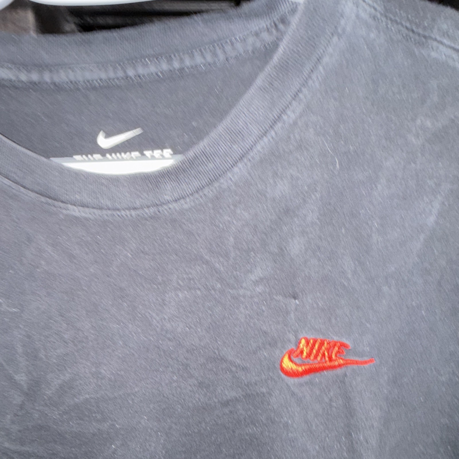 Nike The Nike Tee Men’s M Black Solid Logo Short Sleeve Crew Neck Tee gallery