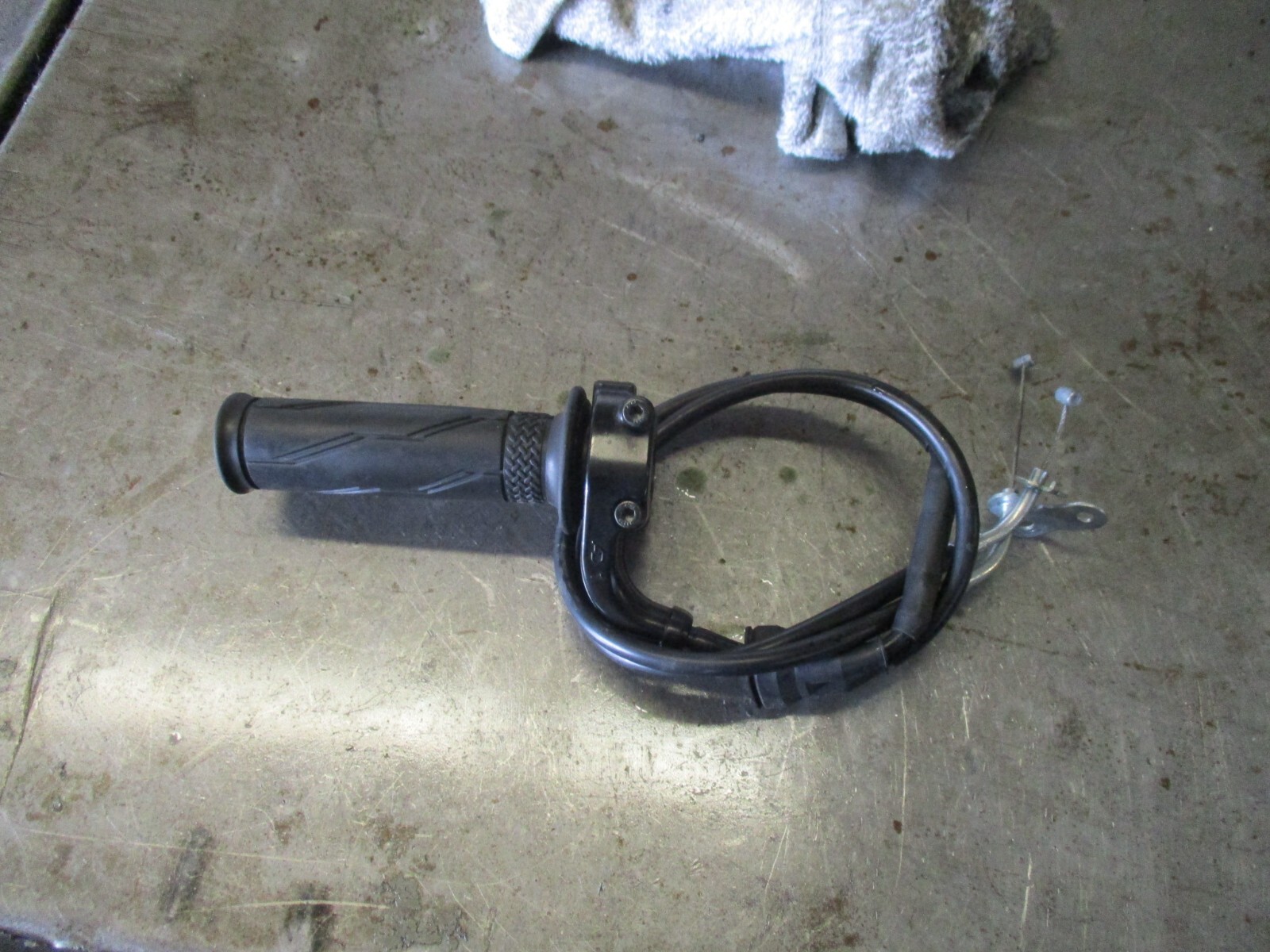 07 08 YAMAHA R1  THROTTLE WITH CABLES   R1 THROTTLE CABLES